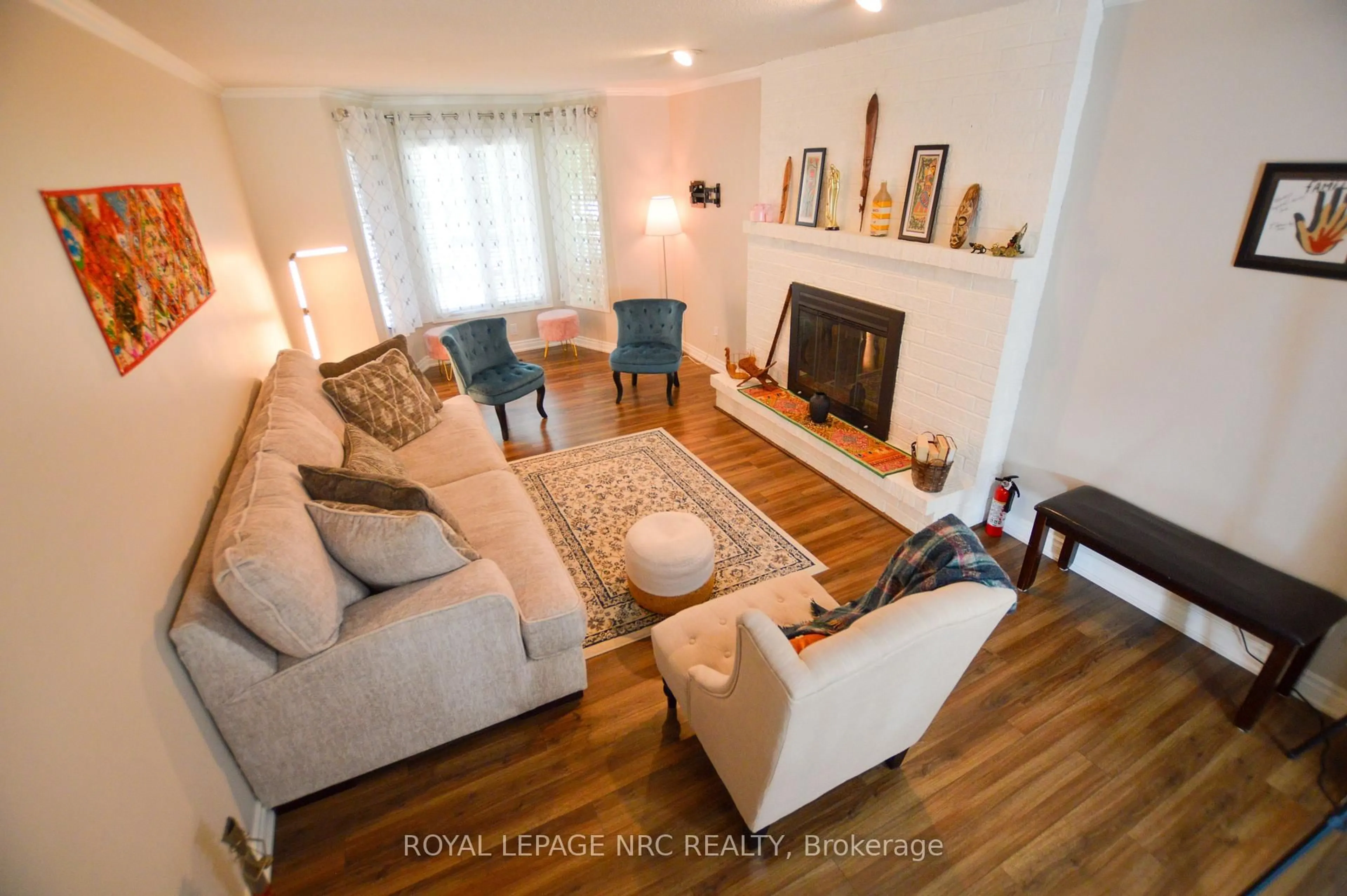 Living room with furniture, unknown for 41 HUNTINGTON Lane, St. Catharines Ontario L2S 3R5