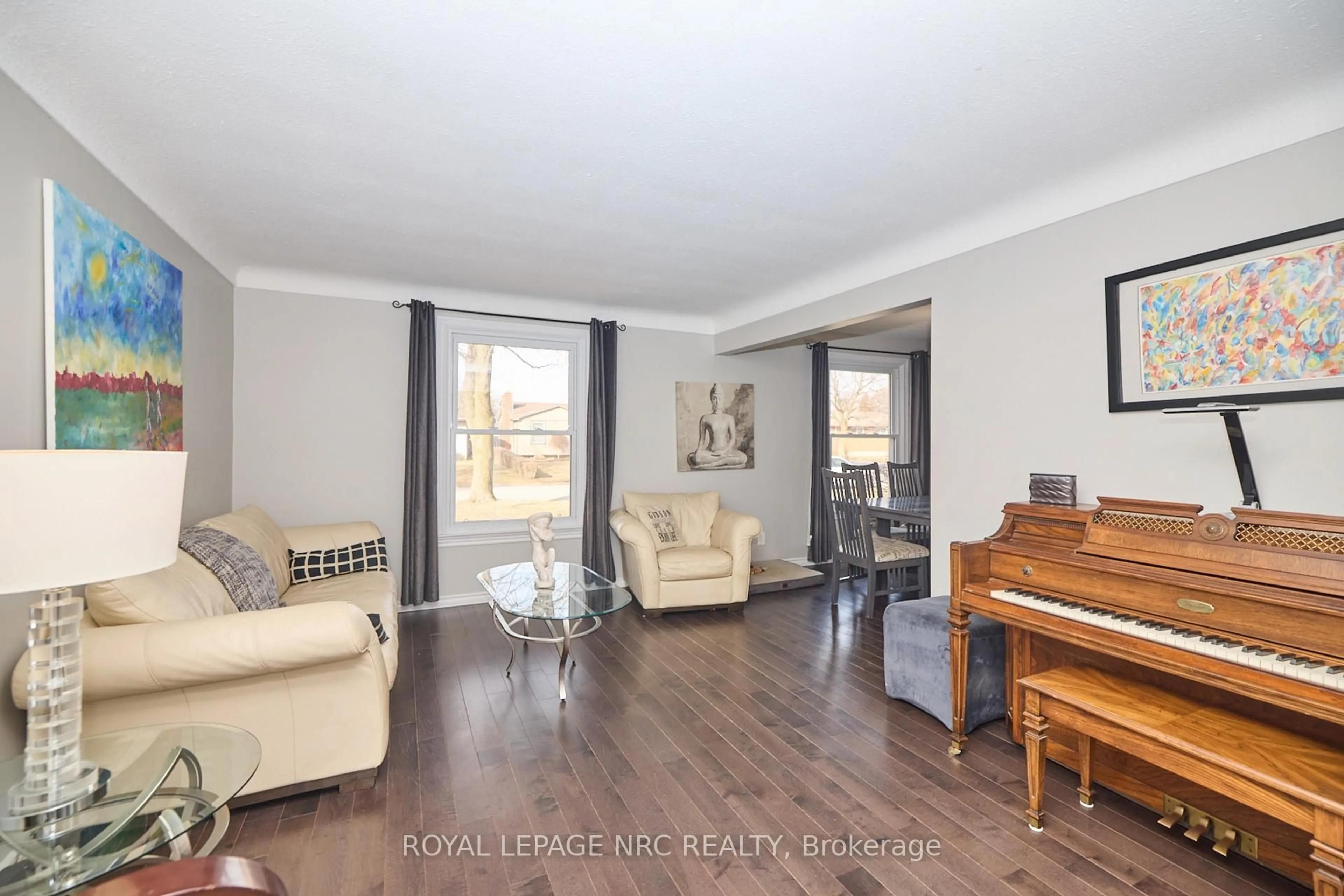 Living room with furniture, wood/laminate floor for 28 Ramsey St, St. Catharines Ontario L2N 2K1