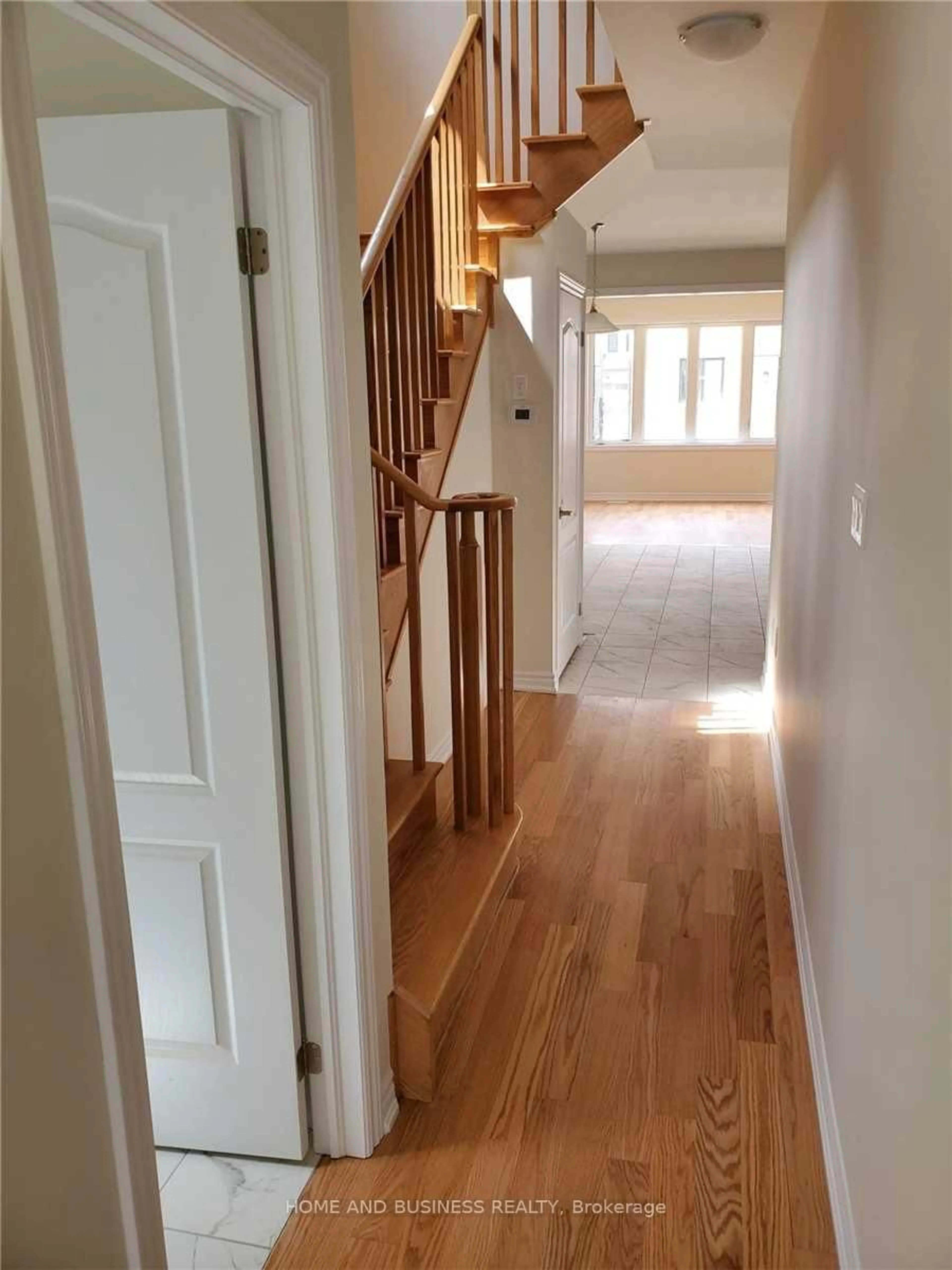 Indoor foyer for 16 Amos Ave, Brantford Ontario N3T 0V4