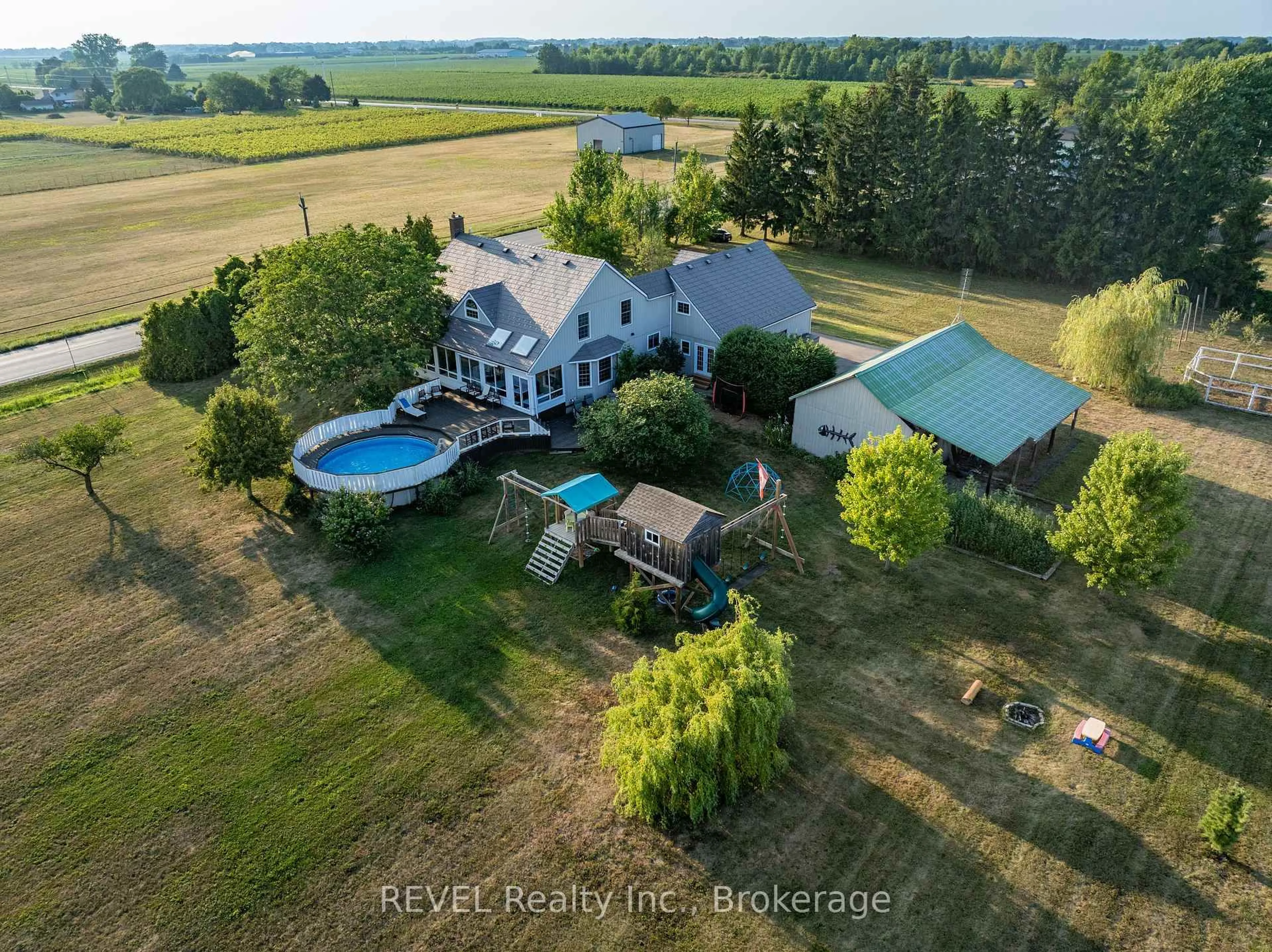 A pic from outside/outdoor area/front of a property/back of a property/a pic from drone, water/lake/river/ocean view for 1291 Concession 2 Rd, Niagara-on-the-Lake Ontario L0S 1J0