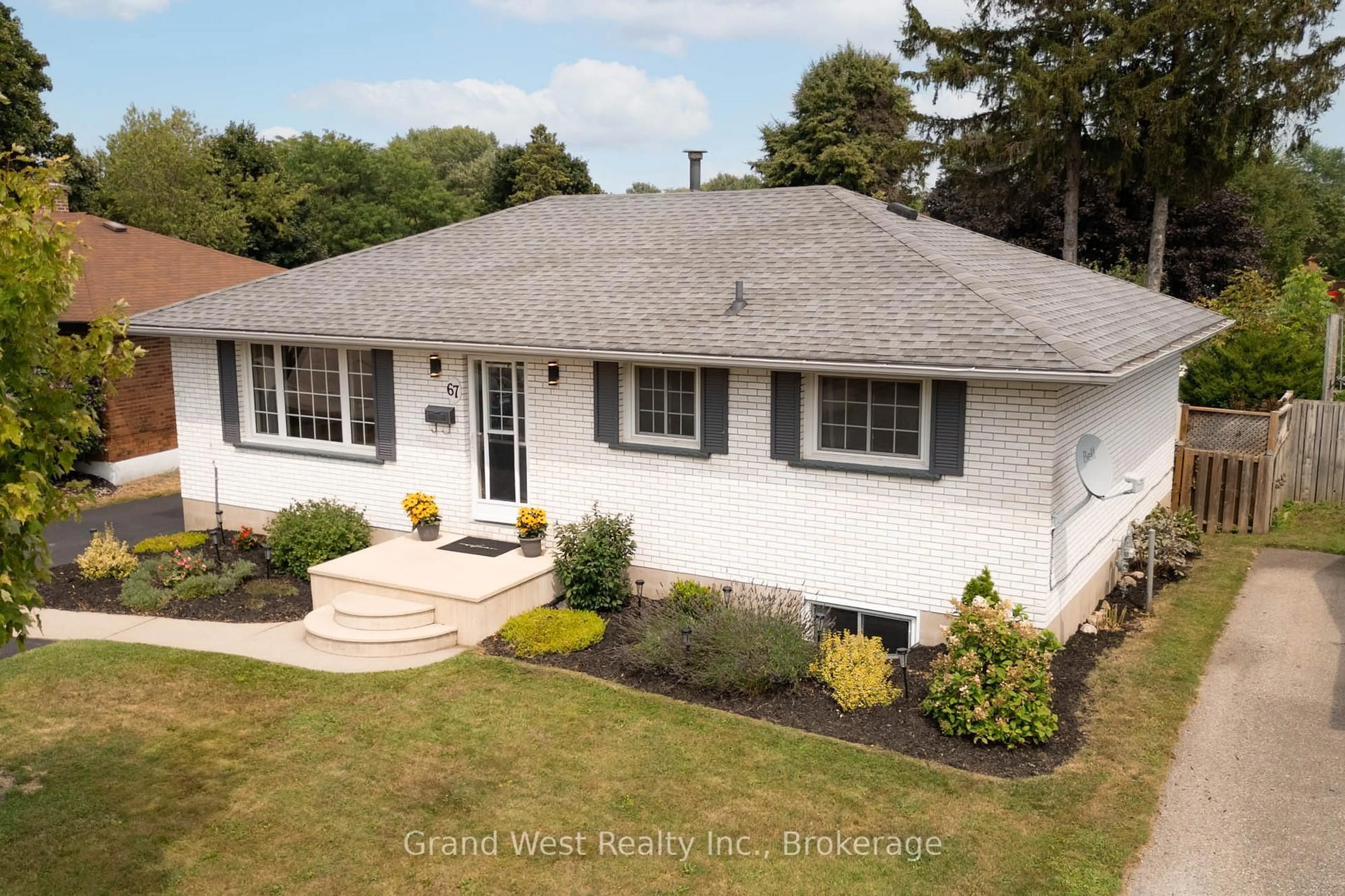 A pic from outside/outdoor area/front of a property/back of a property/a pic from drone, street for 67 Elmwood Cres, Woodstock Ontario N4S 2K4