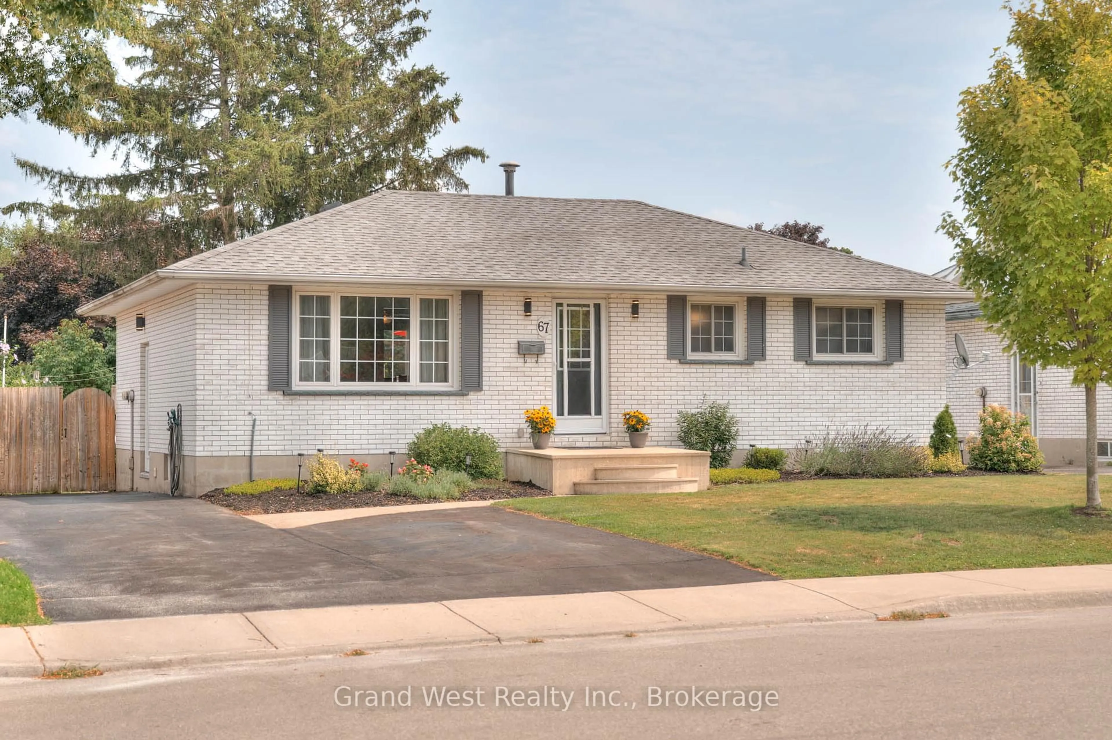 Home with vinyl exterior material, street for 67 Elmwood Cres, Woodstock Ontario N4S 2K4