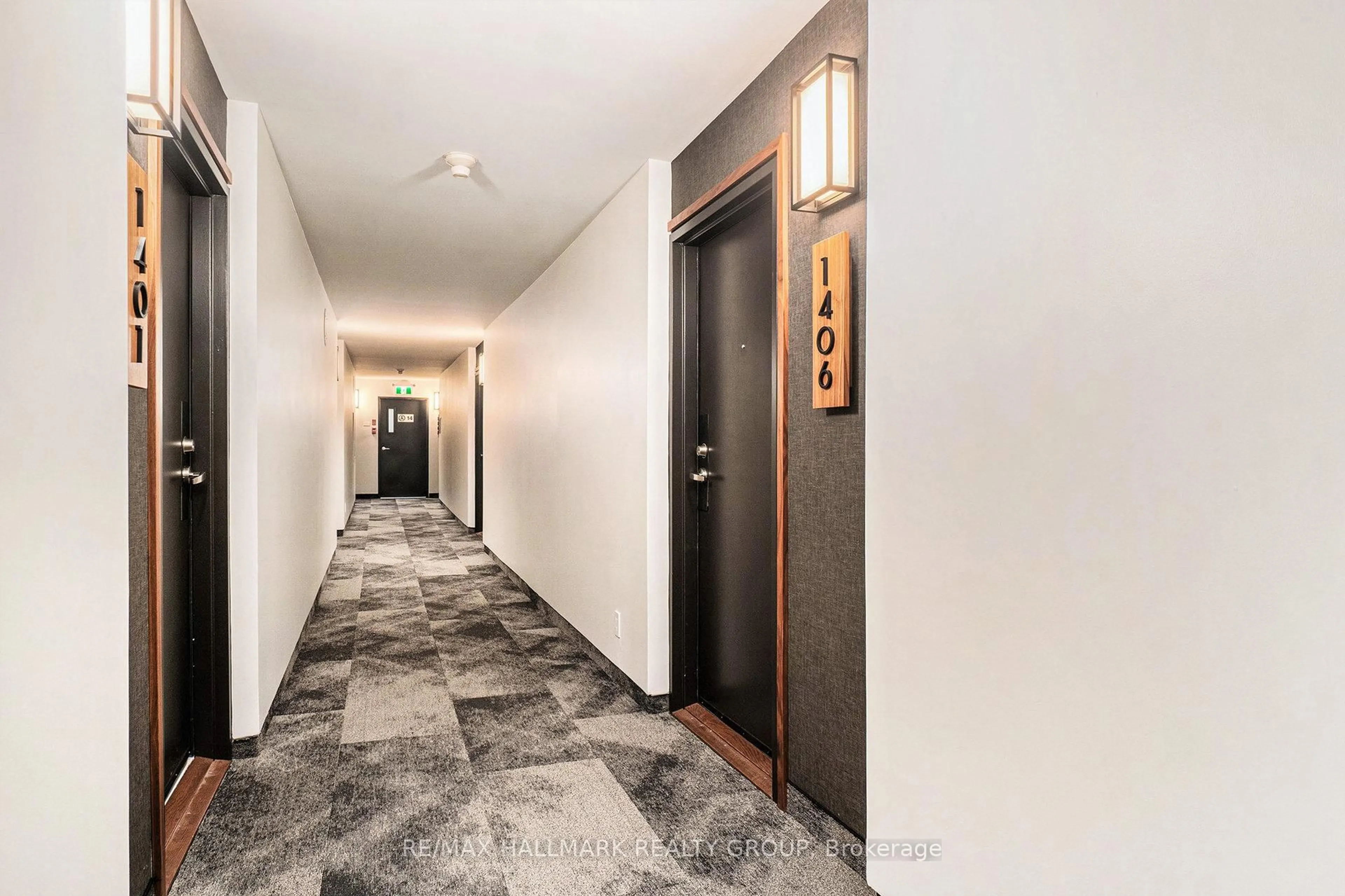 Indoor foyer for 40 Landry St #1406, Ottawa Ontario K1L 8K4
