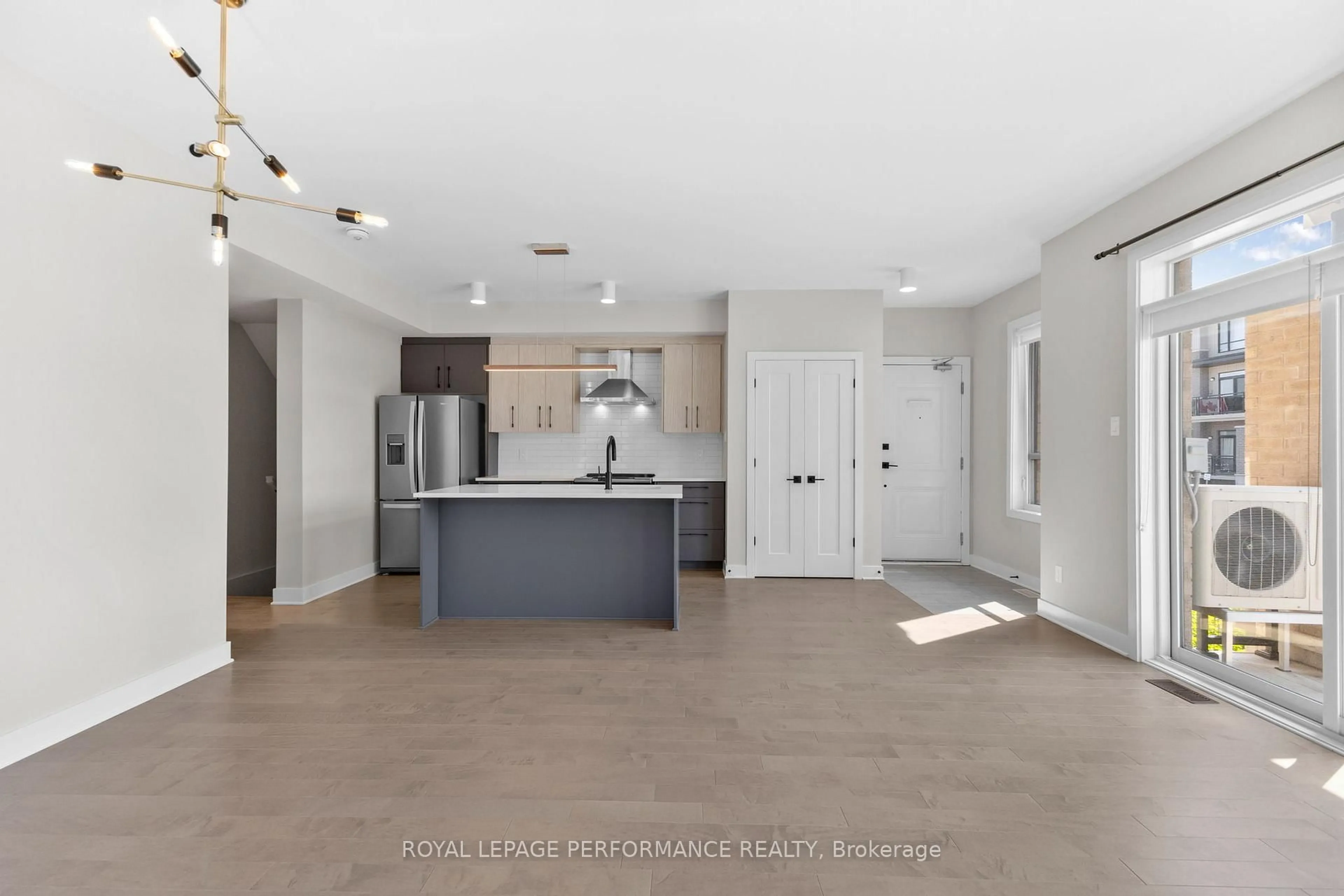 Open concept kitchen, ceramic/tile floor for 11 Carabiner Private, Ottawa Ontario K1W 0L7