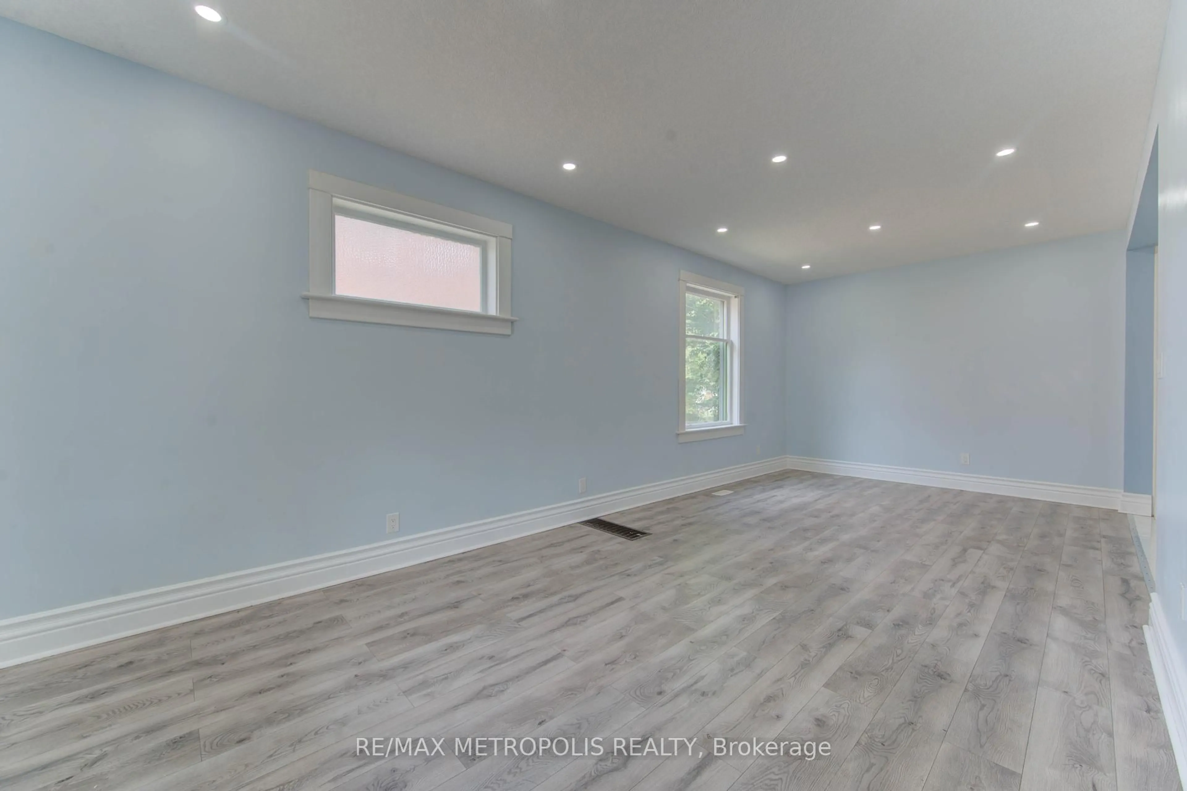 A pic of a room for 539 Moore St, Cambridge Ontario N3H 3B3