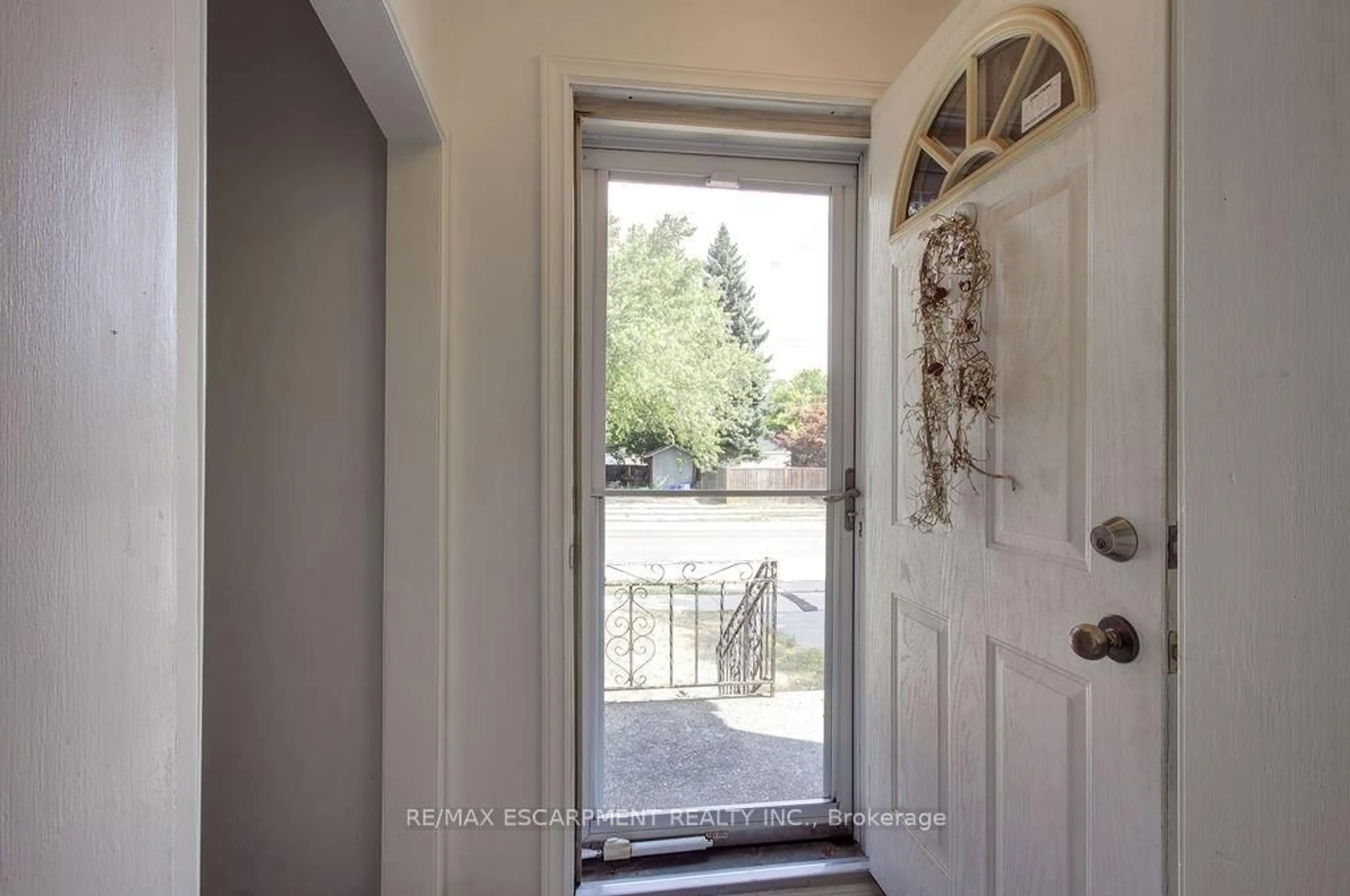 Indoor entryway for 402 Crockett St, Hamilton Ontario L8V 1J1