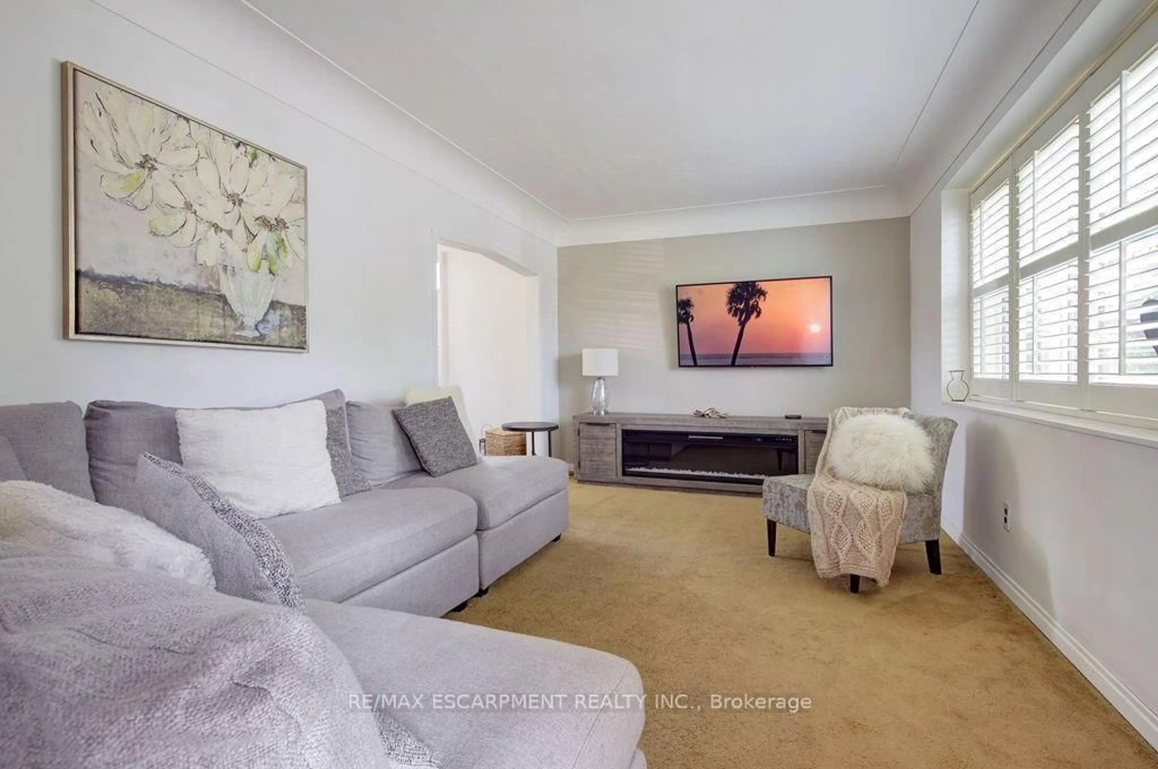Living room with furniture, carpet floor for 402 Crockett St, Hamilton Ontario L8V 1J1