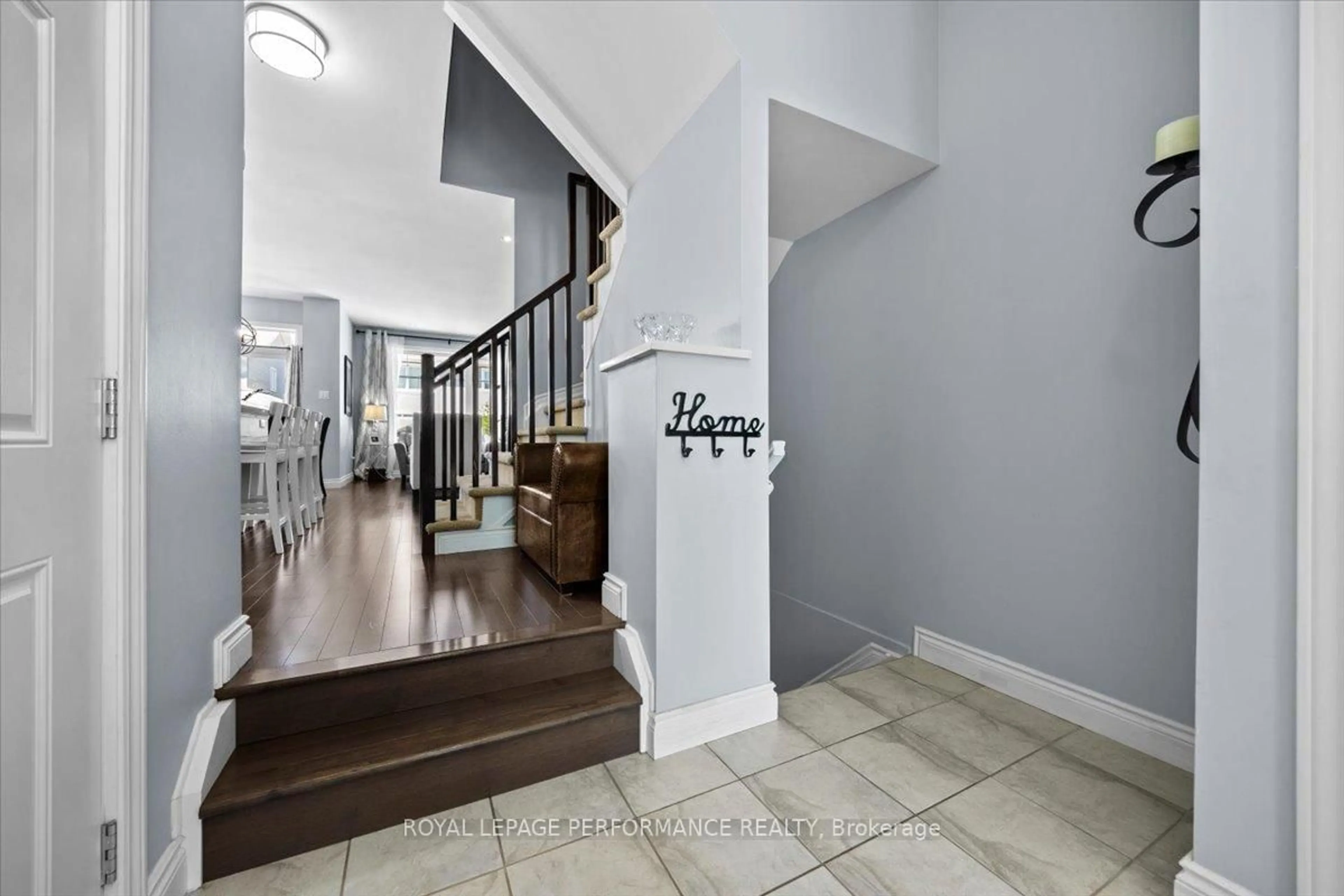 Indoor foyer for 416 Rochefort Circ, Ottawa Ontario K4A 0M8