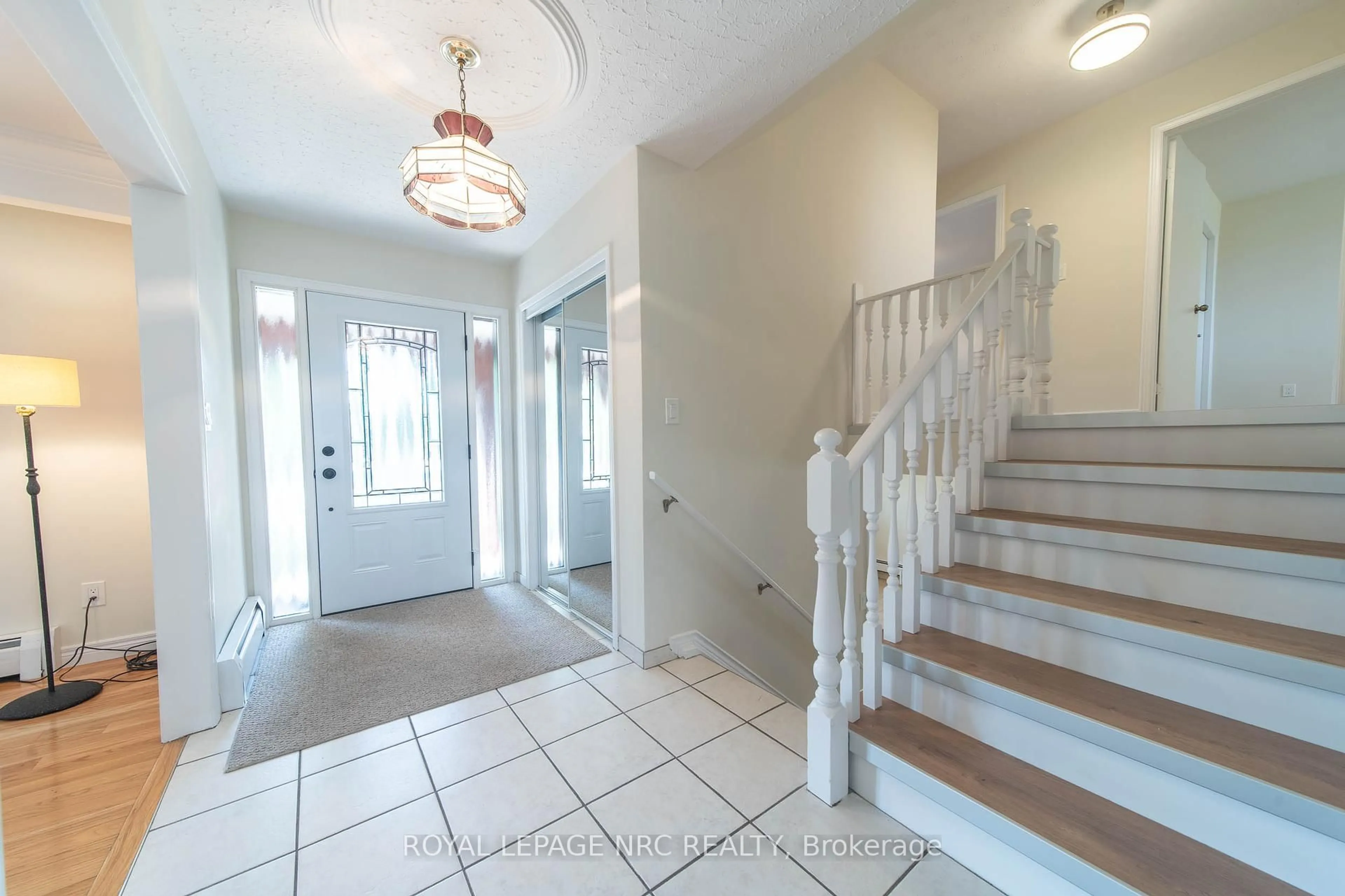 Indoor foyer for 7797 Mulhern St, Niagara Falls Ontario L2H 1B6