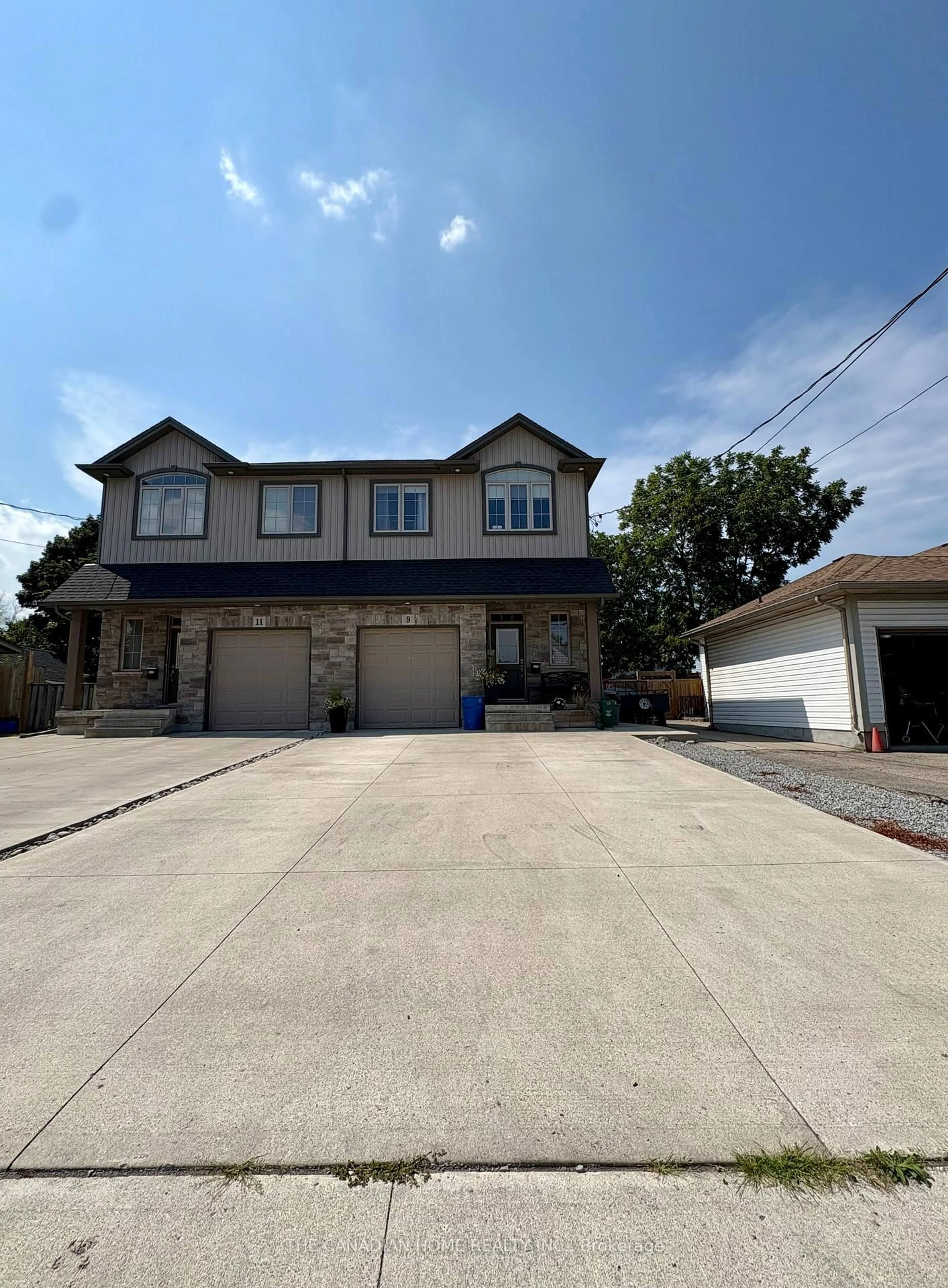 A pic from outside/outdoor area/front of a property/back of a property/a pic from drone, street for 9 Patricia St, Thorold Ontario L2V 3V8