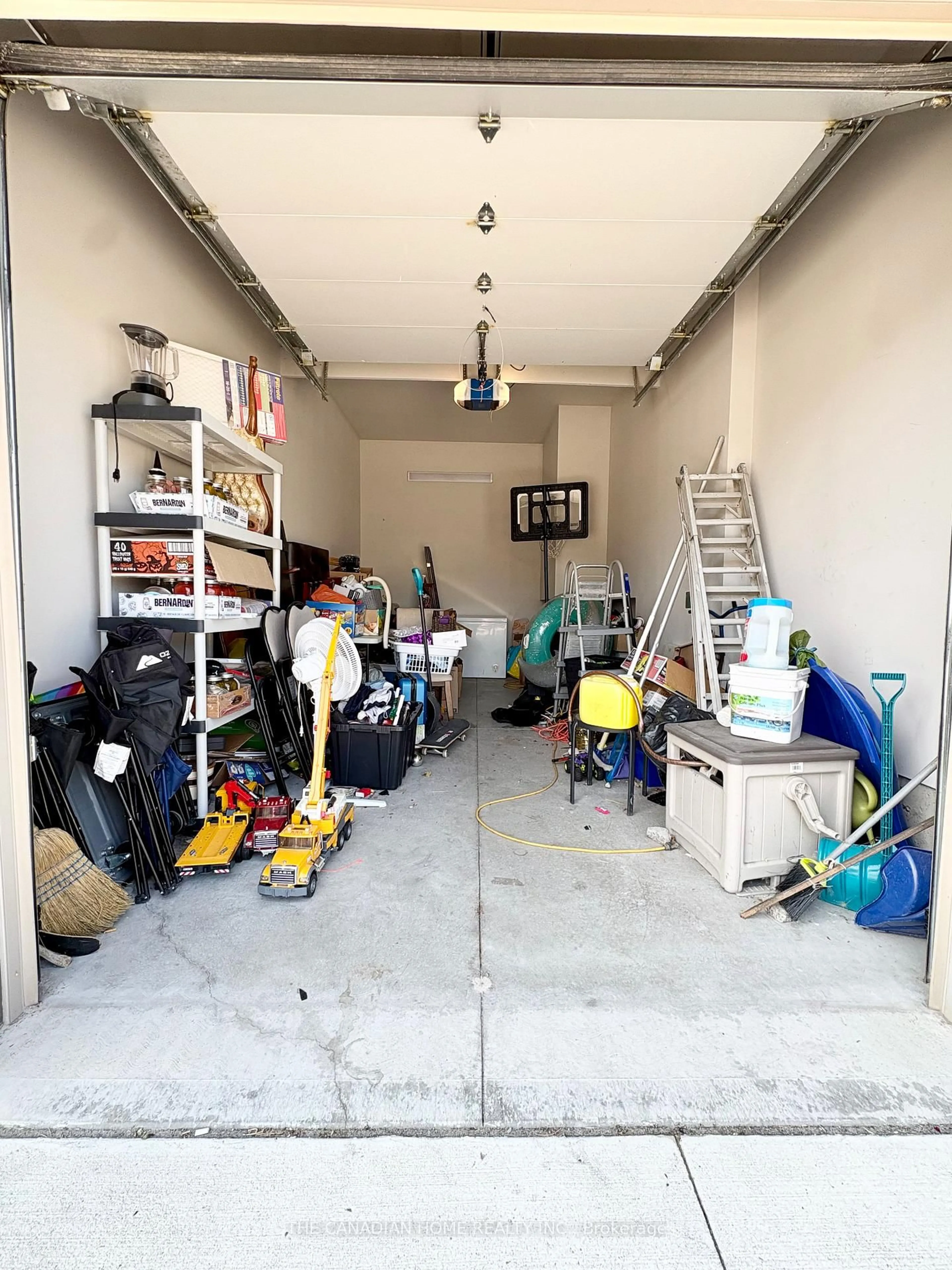 Indoor garage for 9 Patricia St, Thorold Ontario L2V 3V8
