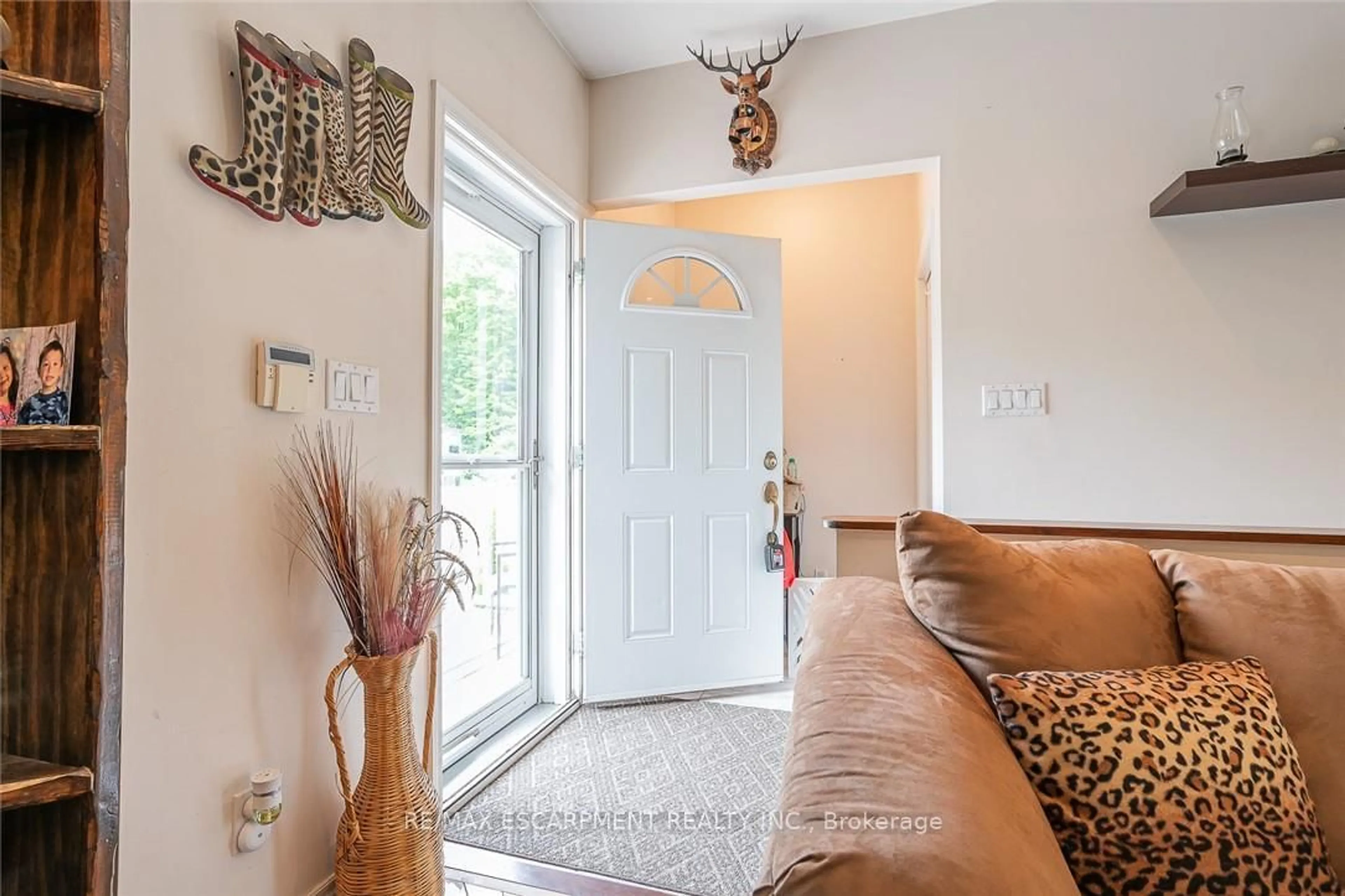 Indoor entryway for 17182 Highway 118, Highlands East Ontario K0M 1S0