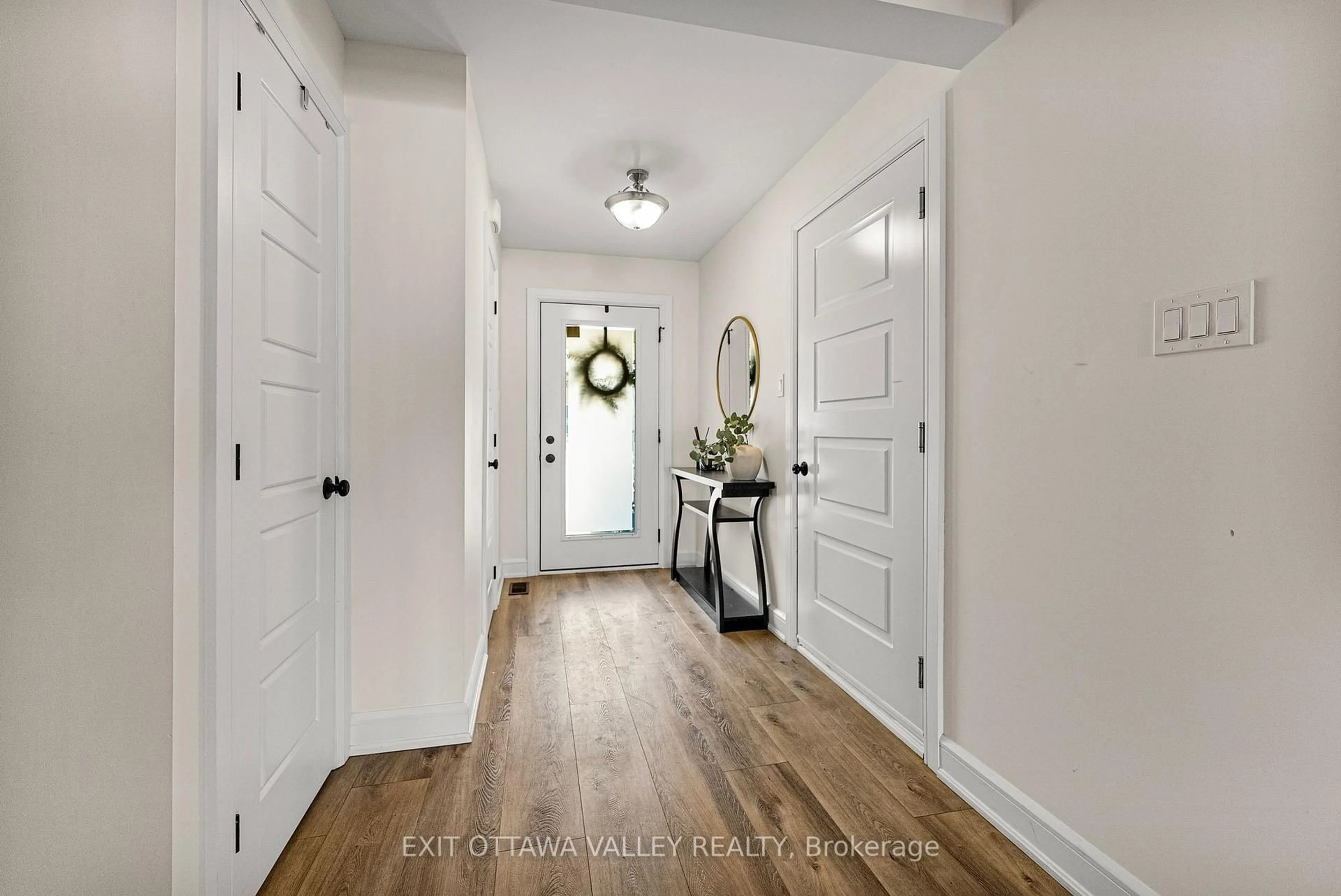 Indoor entryway for 43 Northbrook Rd, Petawawa Ontario K8H 3N5