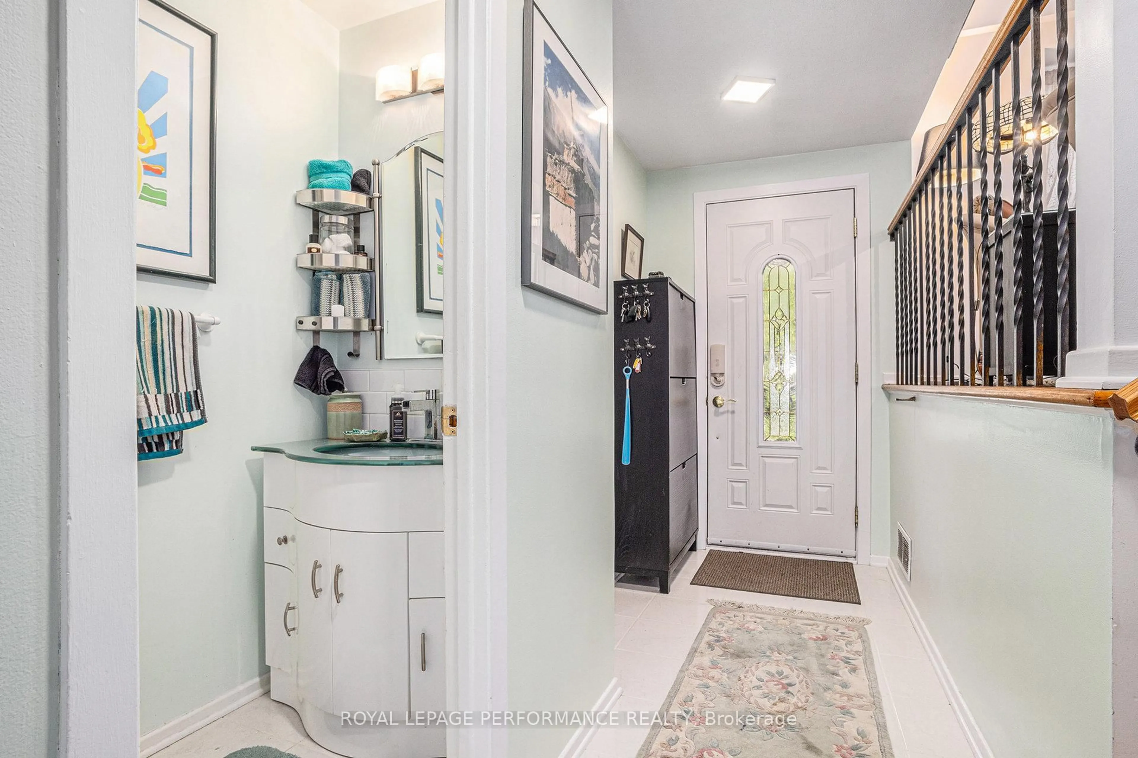 Indoor entryway for 1 Wedgewood Cres, Ottawa Ontario K1B 4B9