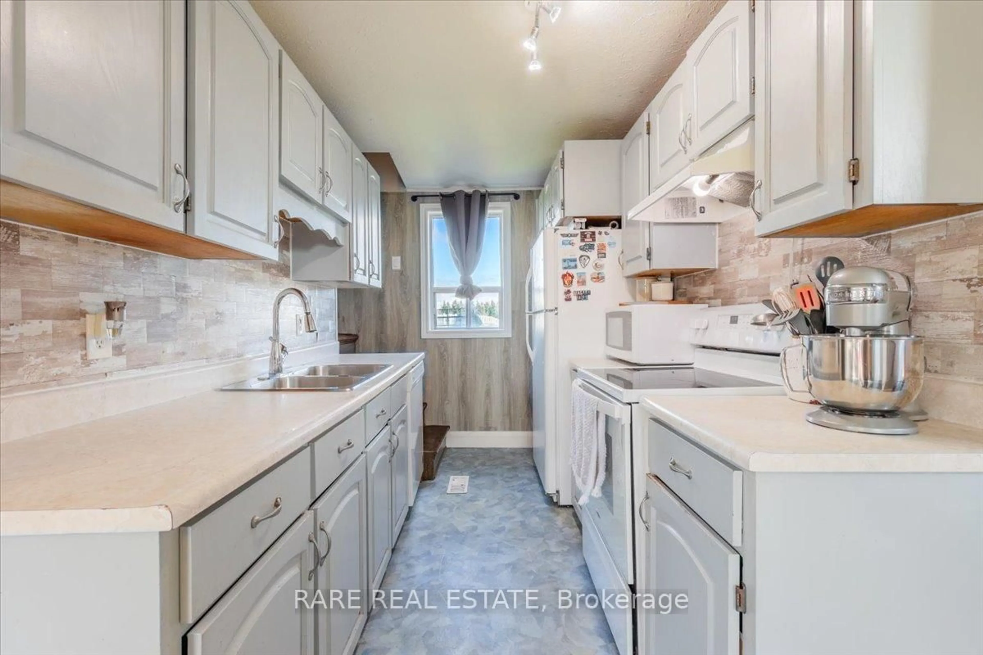 Standard kitchen, ceramic/tile floor for 62 MILL Lane, Melancthon Ontario L9V 2T9