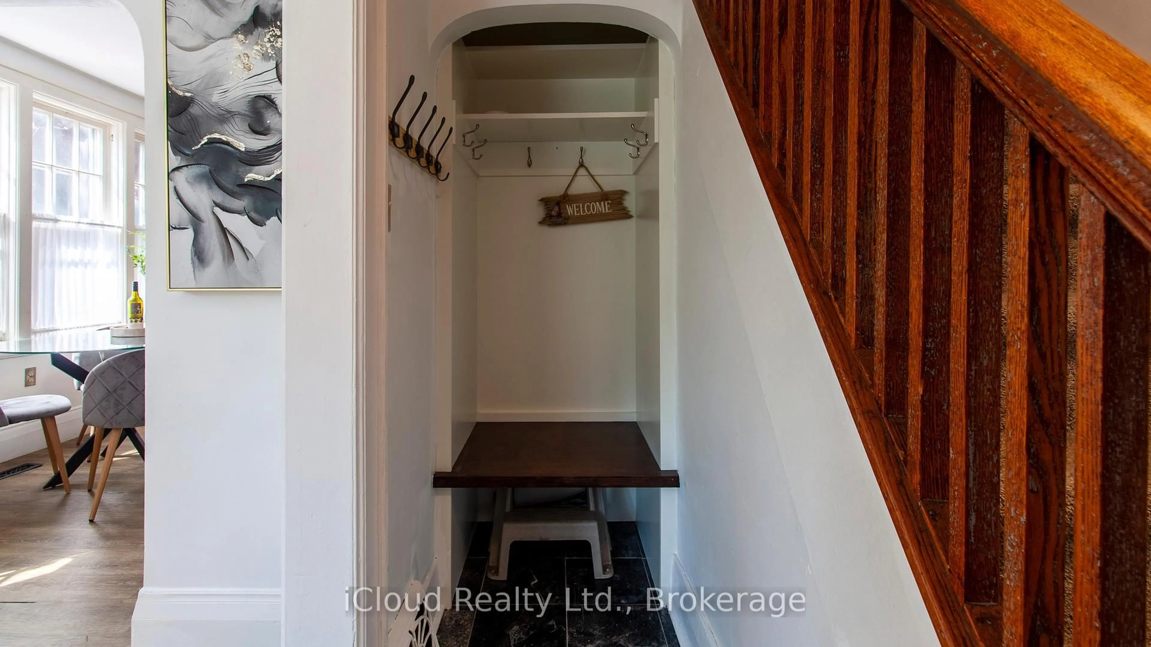 Indoor entryway for 605 Maitland St, London East Ontario N6B 2Z8