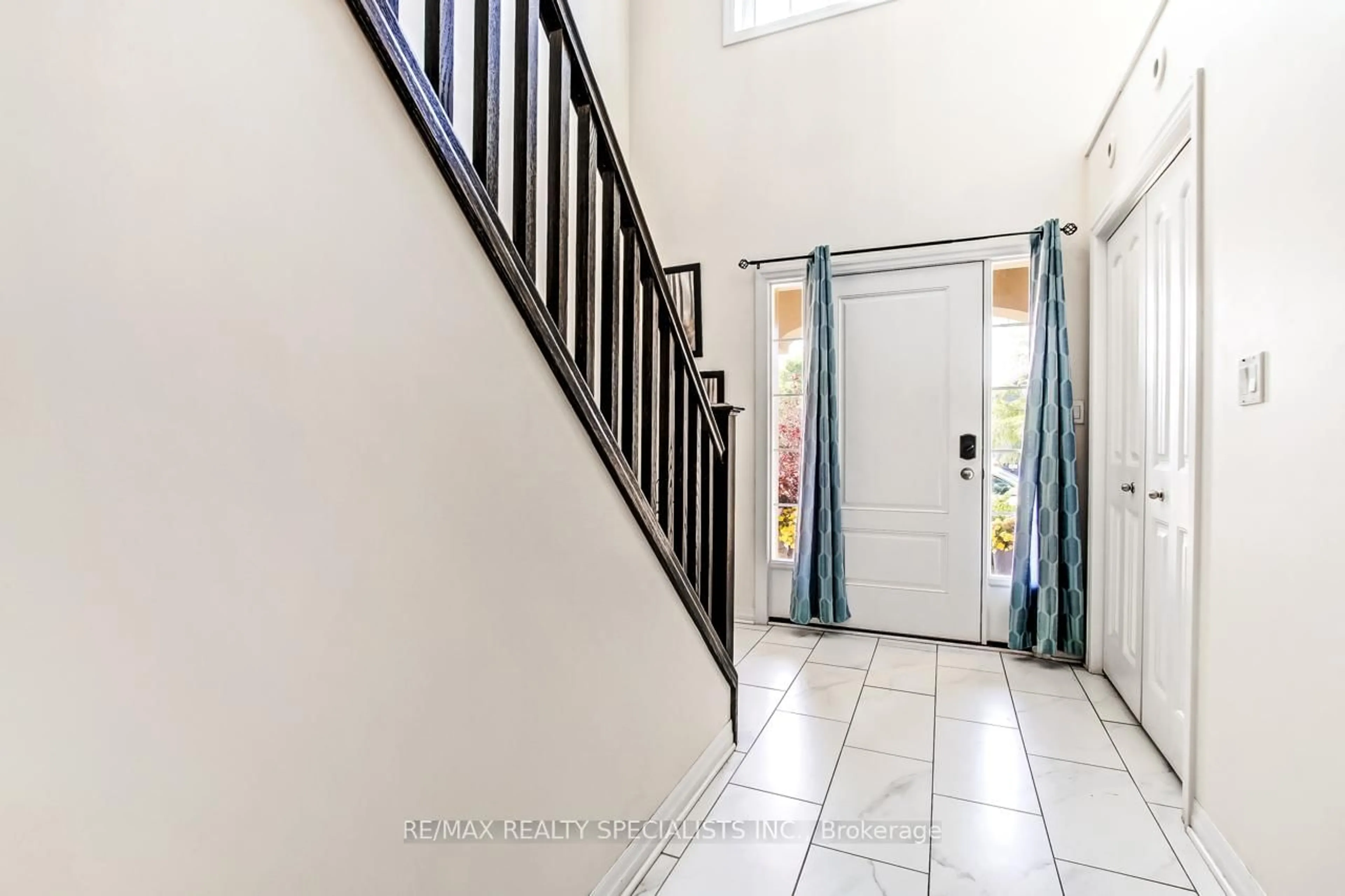 Indoor entryway for 10 Birchall Lane, St. Thomas Ontario N5R 0J1
