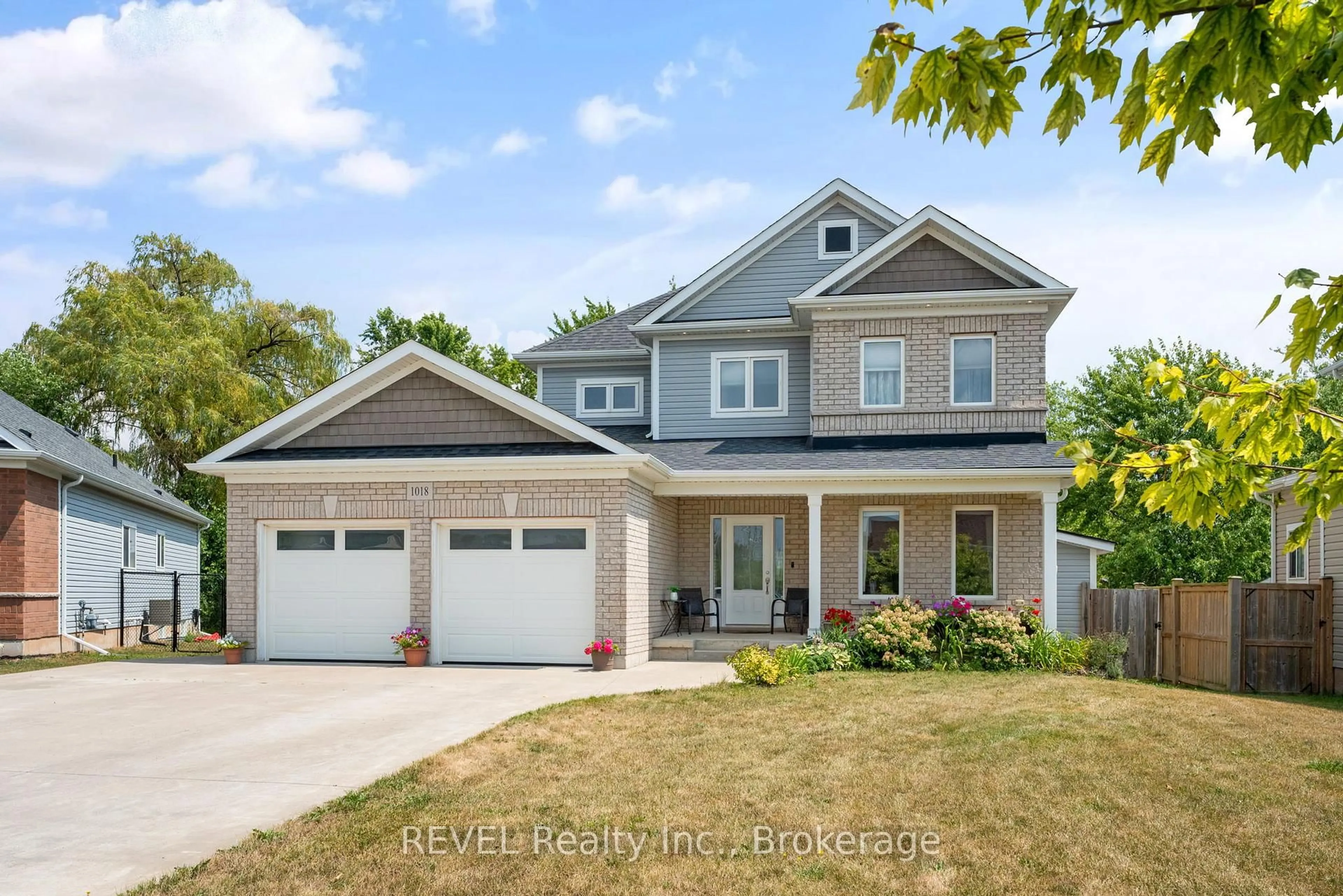 Home with vinyl exterior material, street for 1018 Kerby St, Fort Erie Ontario L2A 0B9