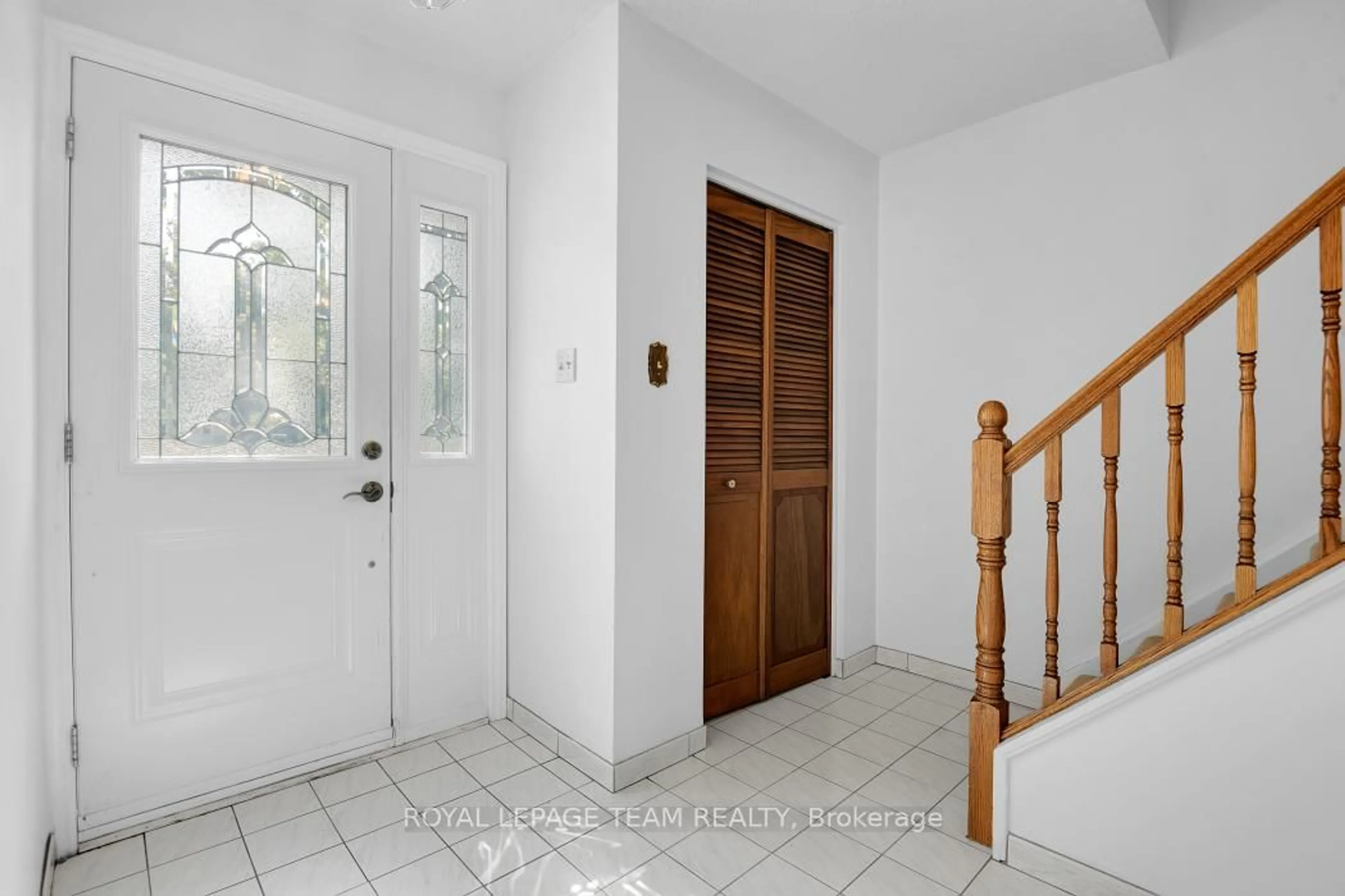 Indoor foyer for 939 Kirkwood Ave, Ottawa Ontario K1Z 8N1