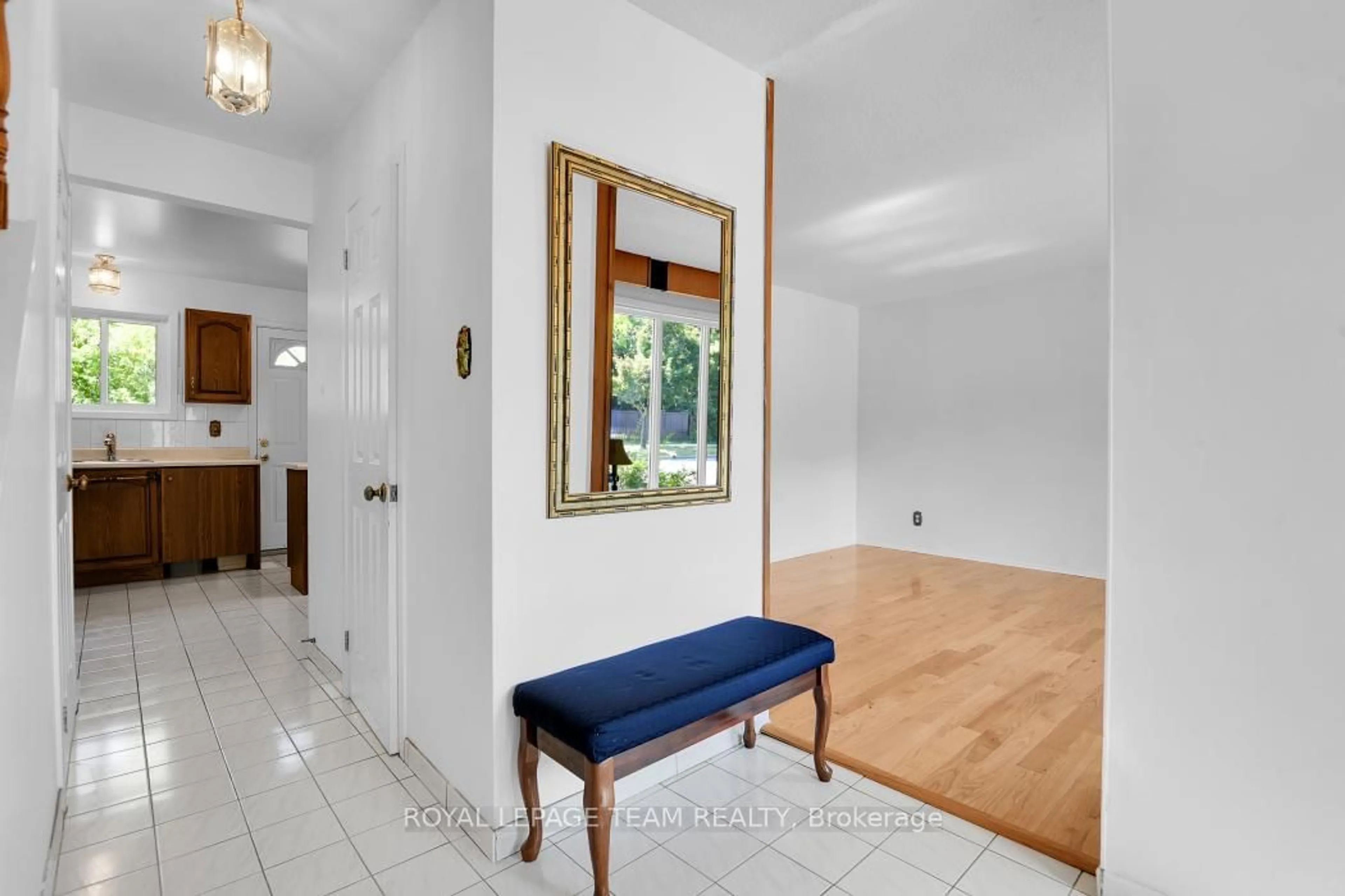 Indoor entryway for 939 Kirkwood Ave, Ottawa Ontario K1Z 8N1