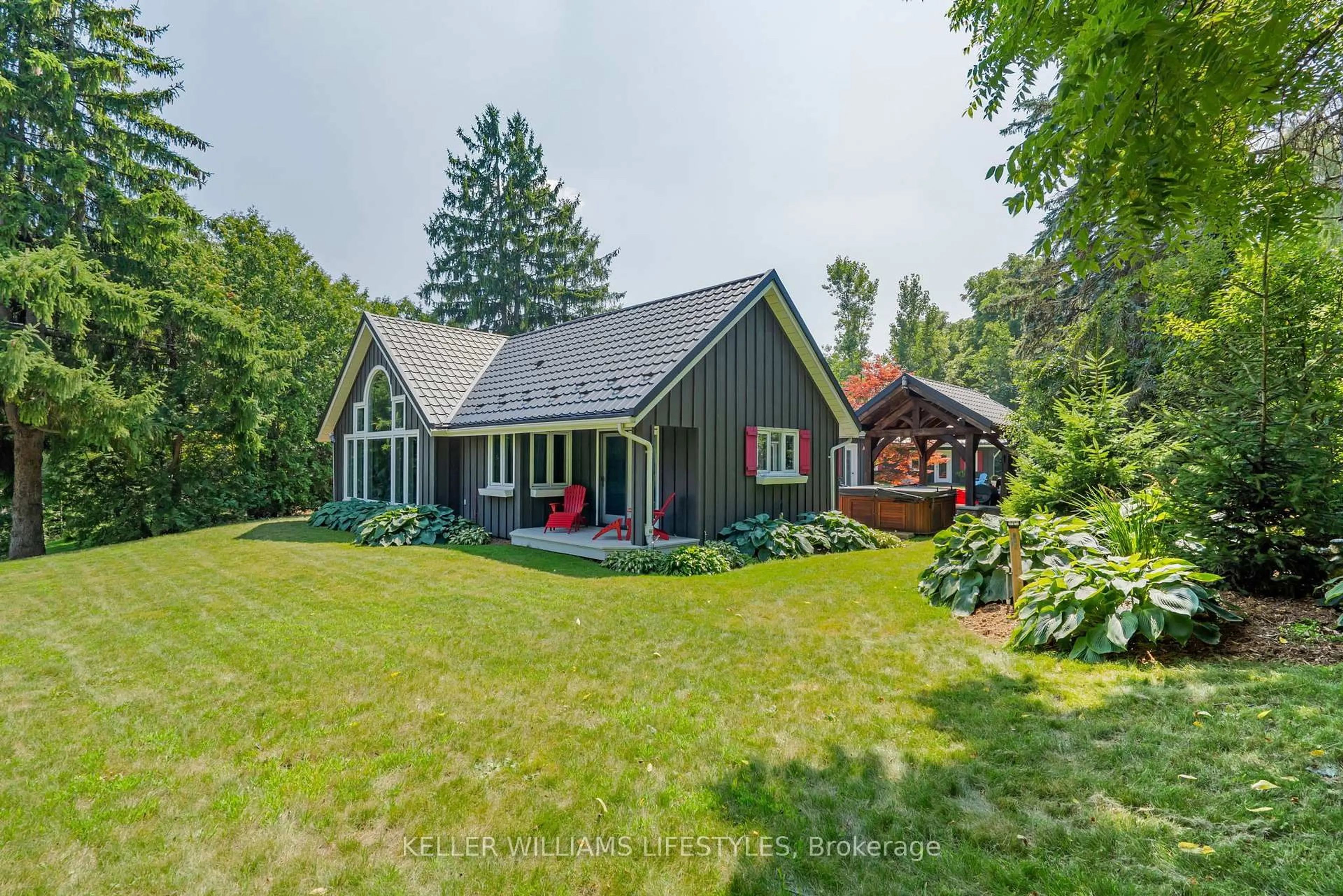 A pic from outside/outdoor area/front of a property/back of a property/a pic from drone, unknown for 515 Jarvis St, London South Ontario N6K 1X3