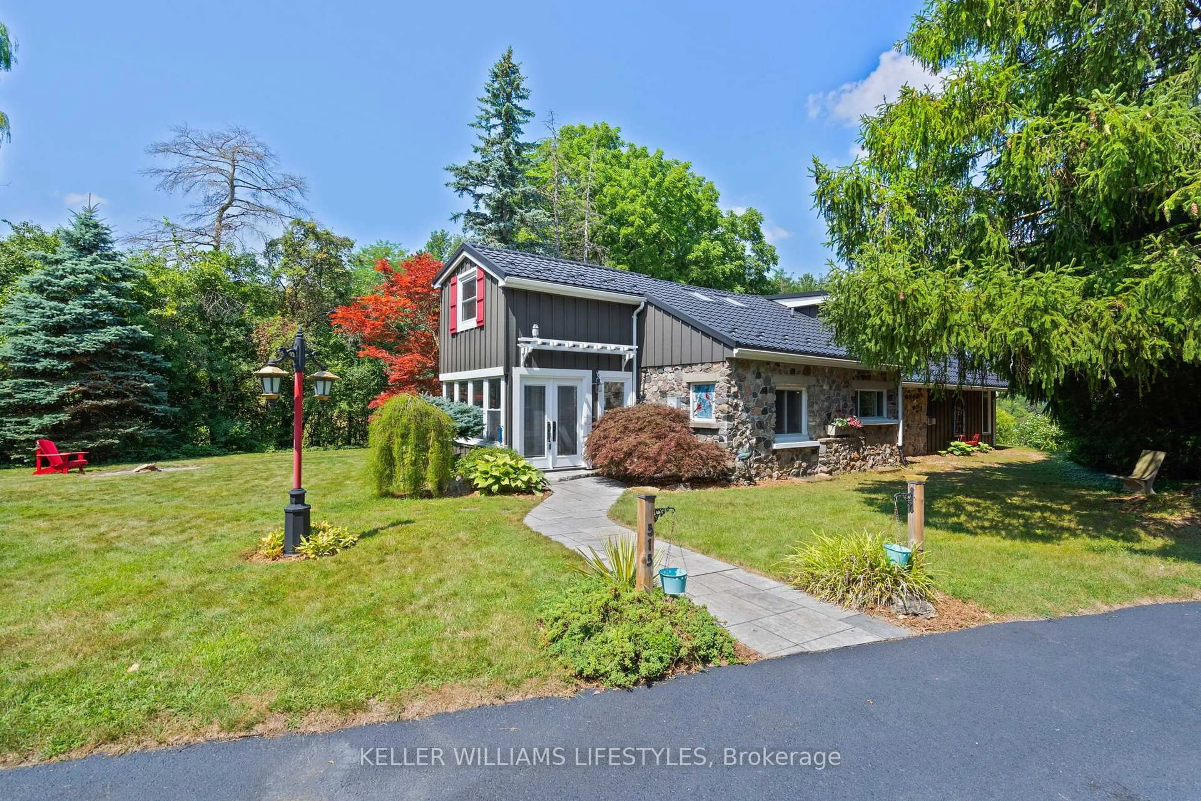 A pic from outside/outdoor area/front of a property/back of a property/a pic from drone, water/lake/river/ocean view for 515 Jarvis St, London South Ontario N6K 1X3