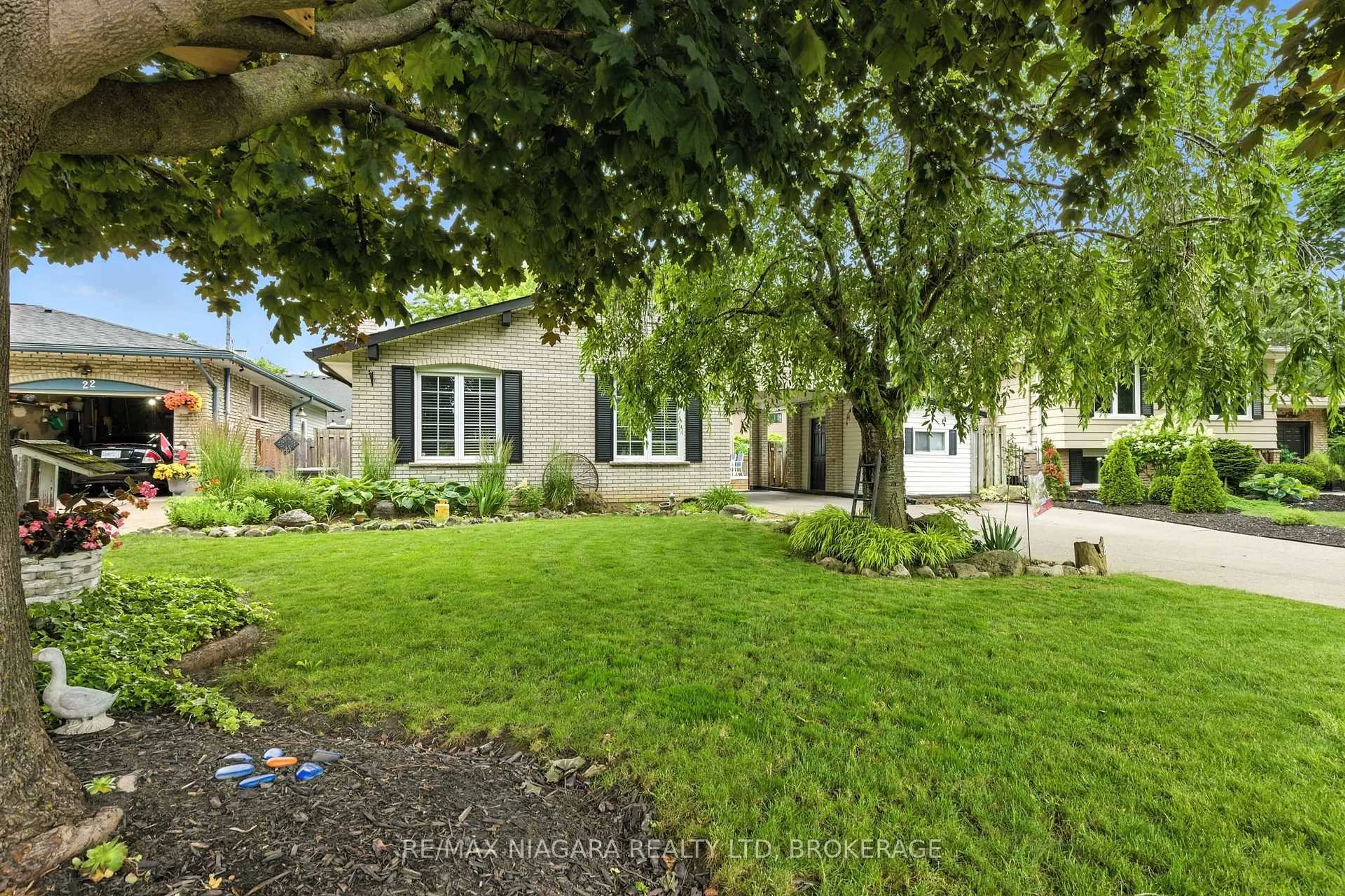 A pic from outside/outdoor area/front of a property/back of a property/a pic from drone, street for 20 Centennial Dr, St. Catharines Ontario L2N 6A4