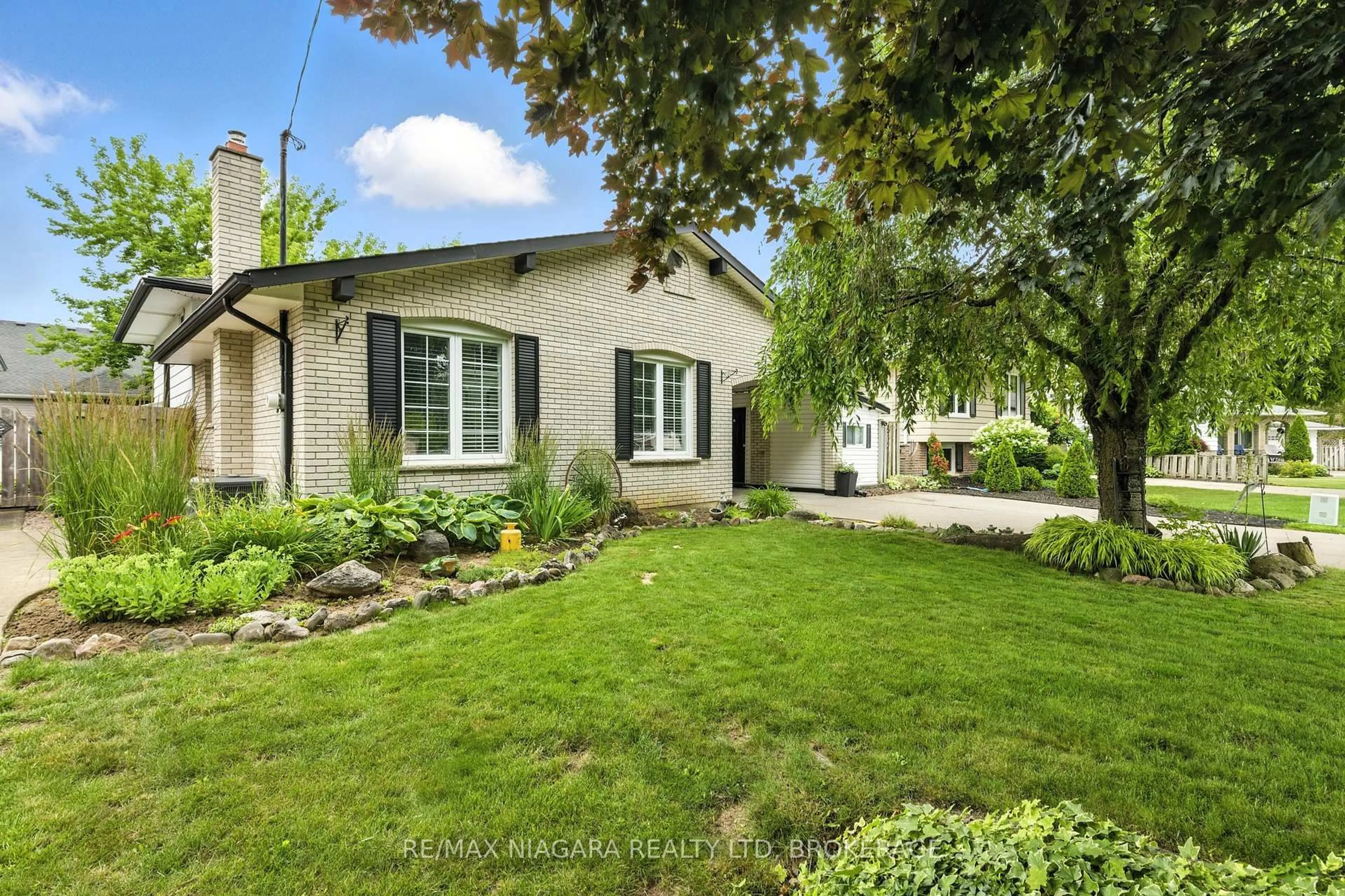 A pic from outside/outdoor area/front of a property/back of a property/a pic from drone, street for 20 Centennial Dr, St. Catharines Ontario L2N 6A4