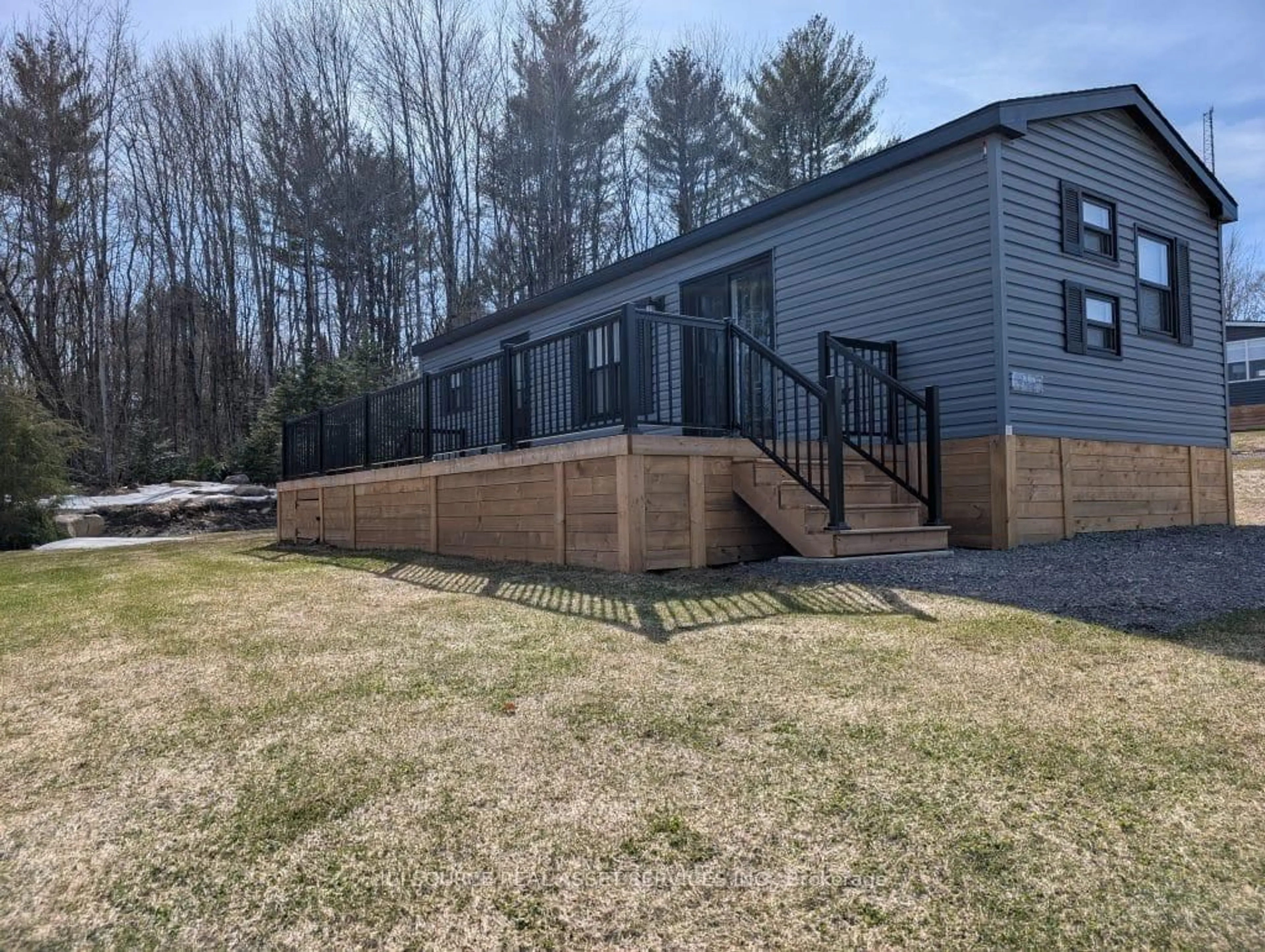 Home with vinyl exterior material, unknown for 1047 Bonnie Lake Camp Rd #LKR036, Bracebridge Ontario P1L 1W9