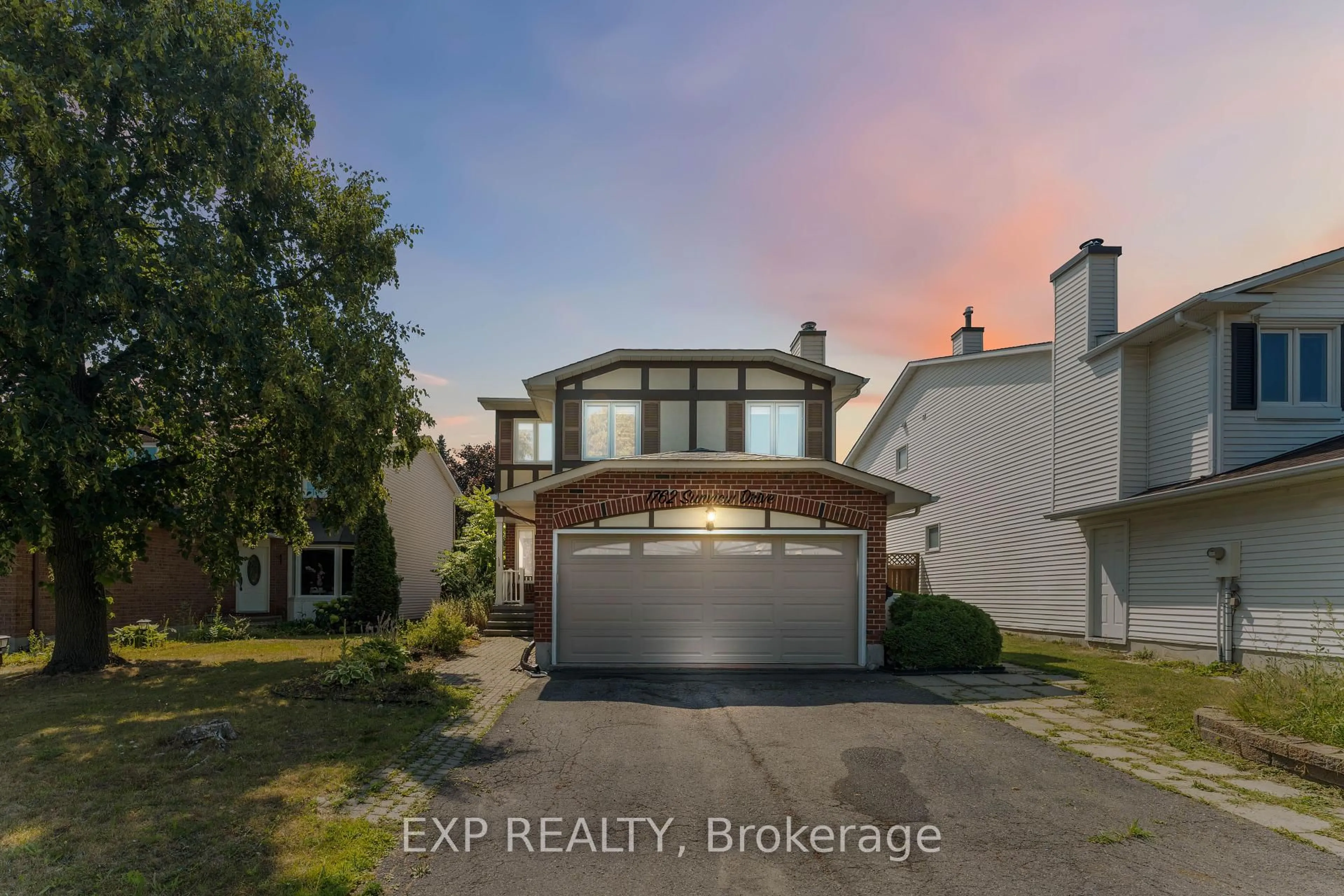 A pic from outside/outdoor area/front of a property/back of a property/a pic from drone, street for 1762 Sunview Dr, Ottawa Ontario K1C 5B2
