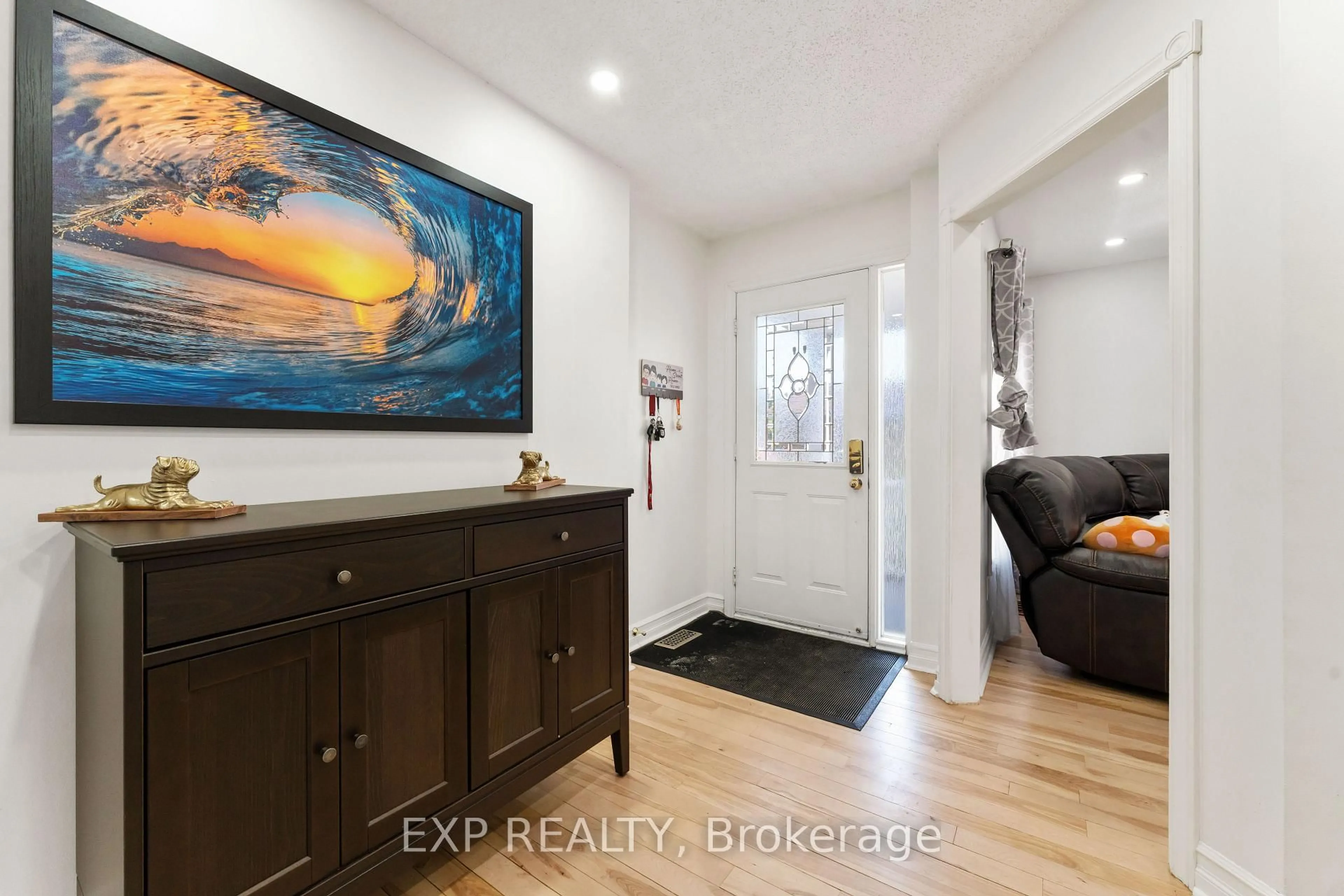 Indoor entryway for 1762 Sunview Dr, Ottawa Ontario K1C 5B2