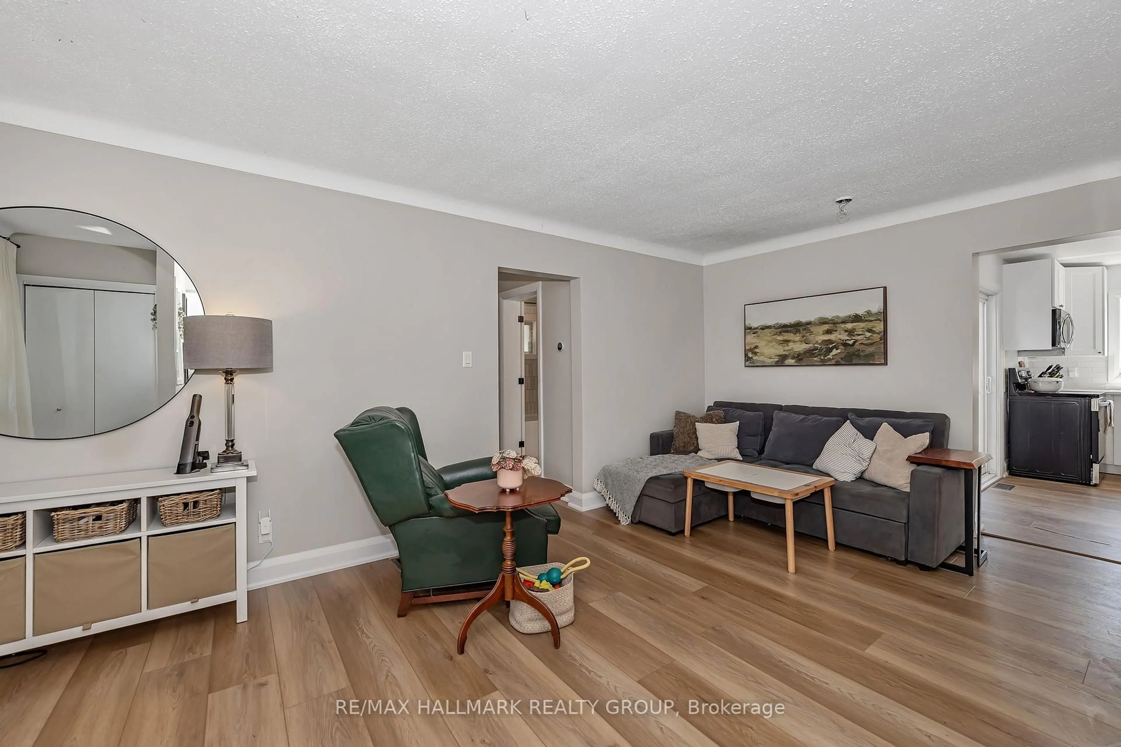 Living room with furniture, wood/laminate floor for 78 Strachan St, Richmond Ontario K0A 2Z0