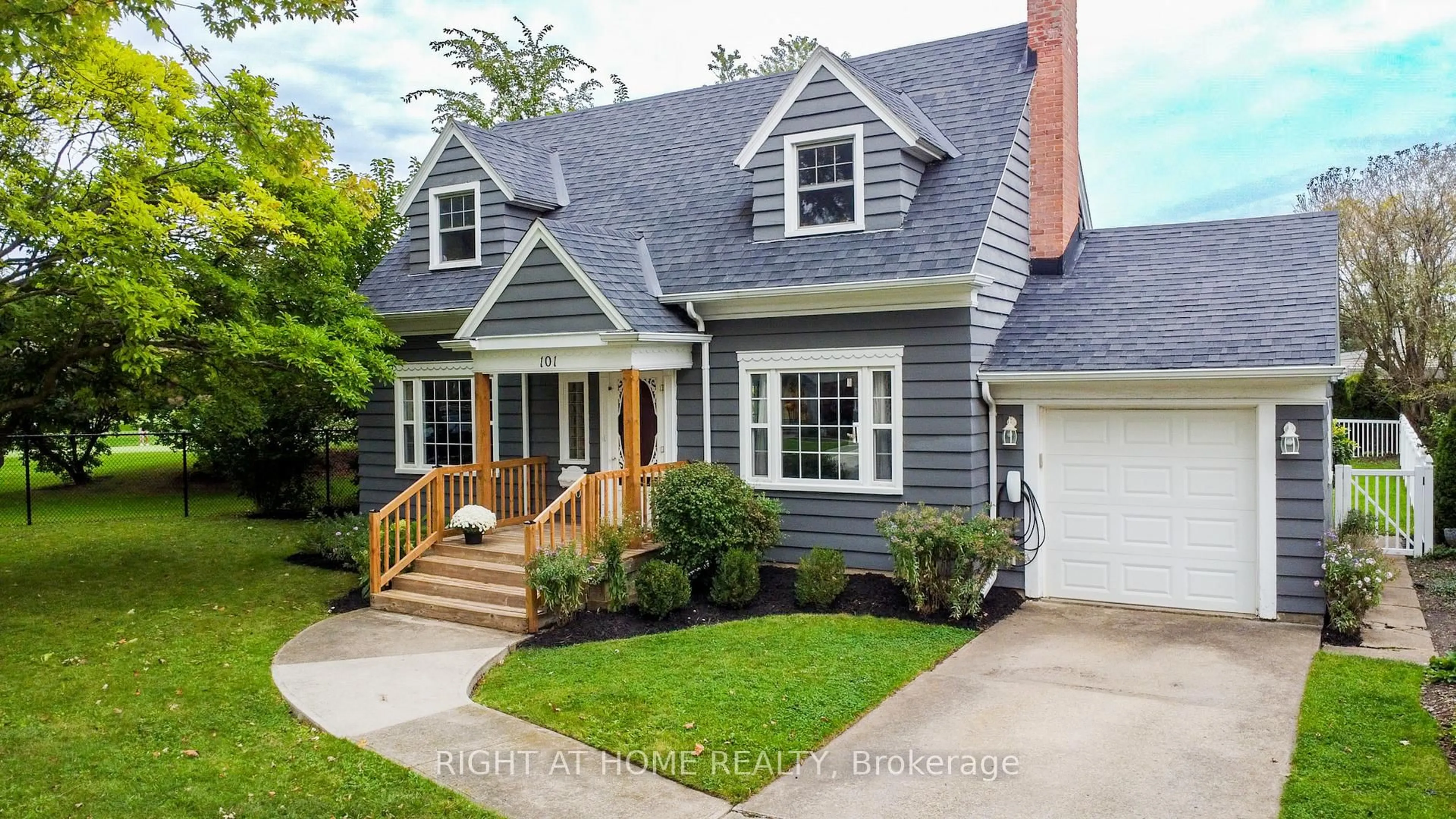 Home with vinyl exterior material, street for 101 Glenwood Ave, St. Catharines Ontario L2R 4C6
