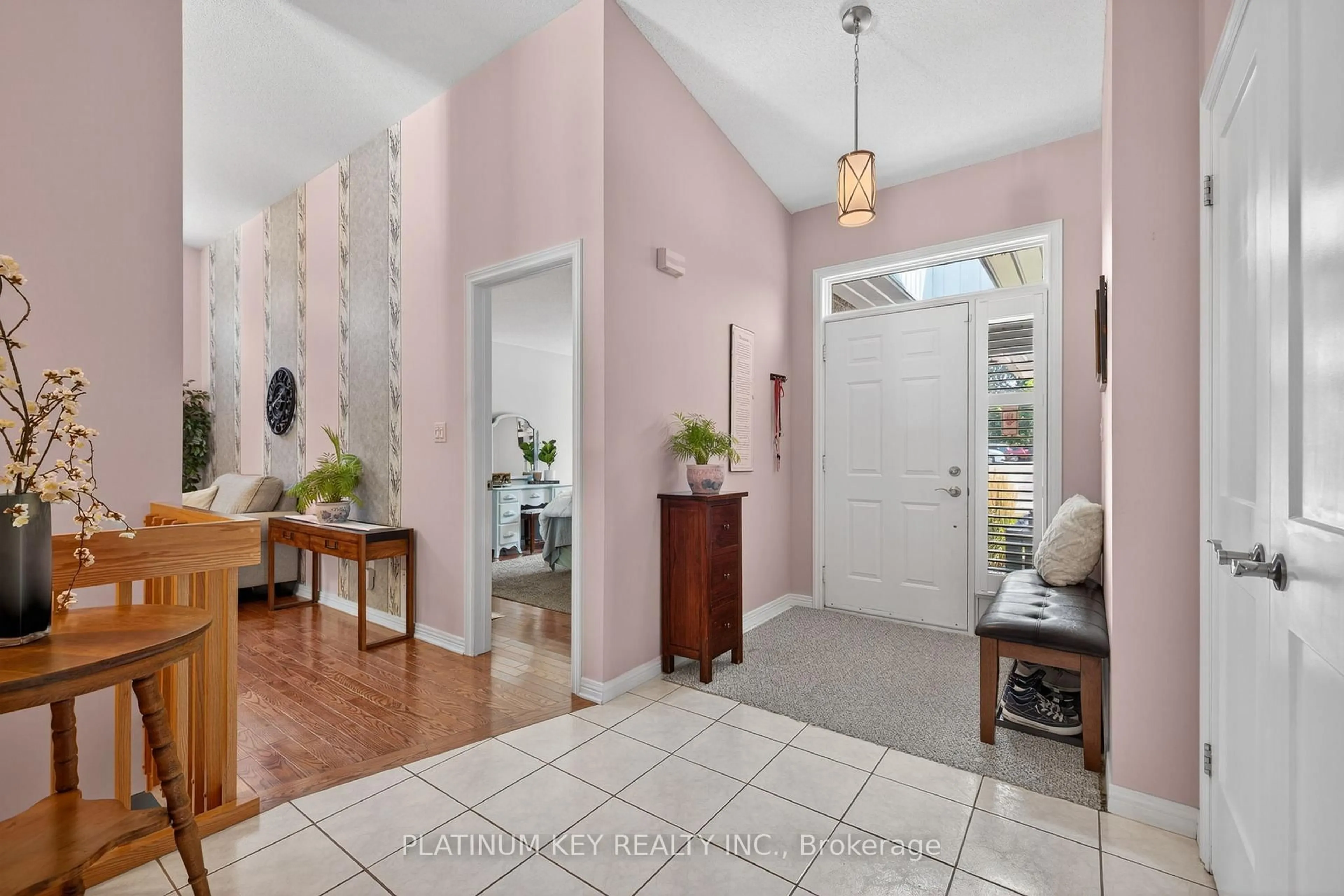 Indoor entryway for 277 Saulsbury St, Strathroy-Caradoc Ontario N7G 2B1