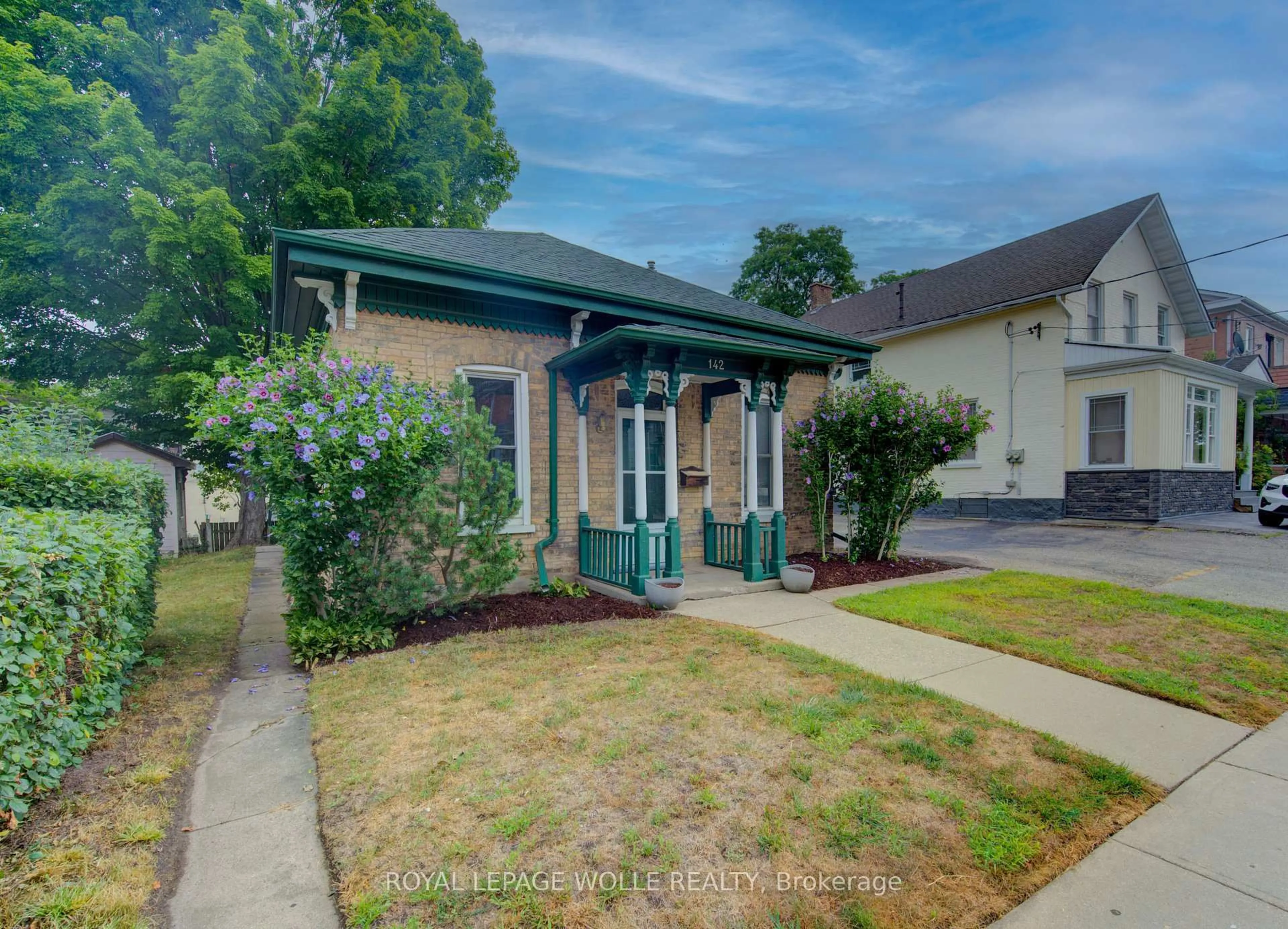 A pic from outside/outdoor area/front of a property/back of a property/a pic from drone, street for 142 Church St, Kitchener Ontario N2G 2S6