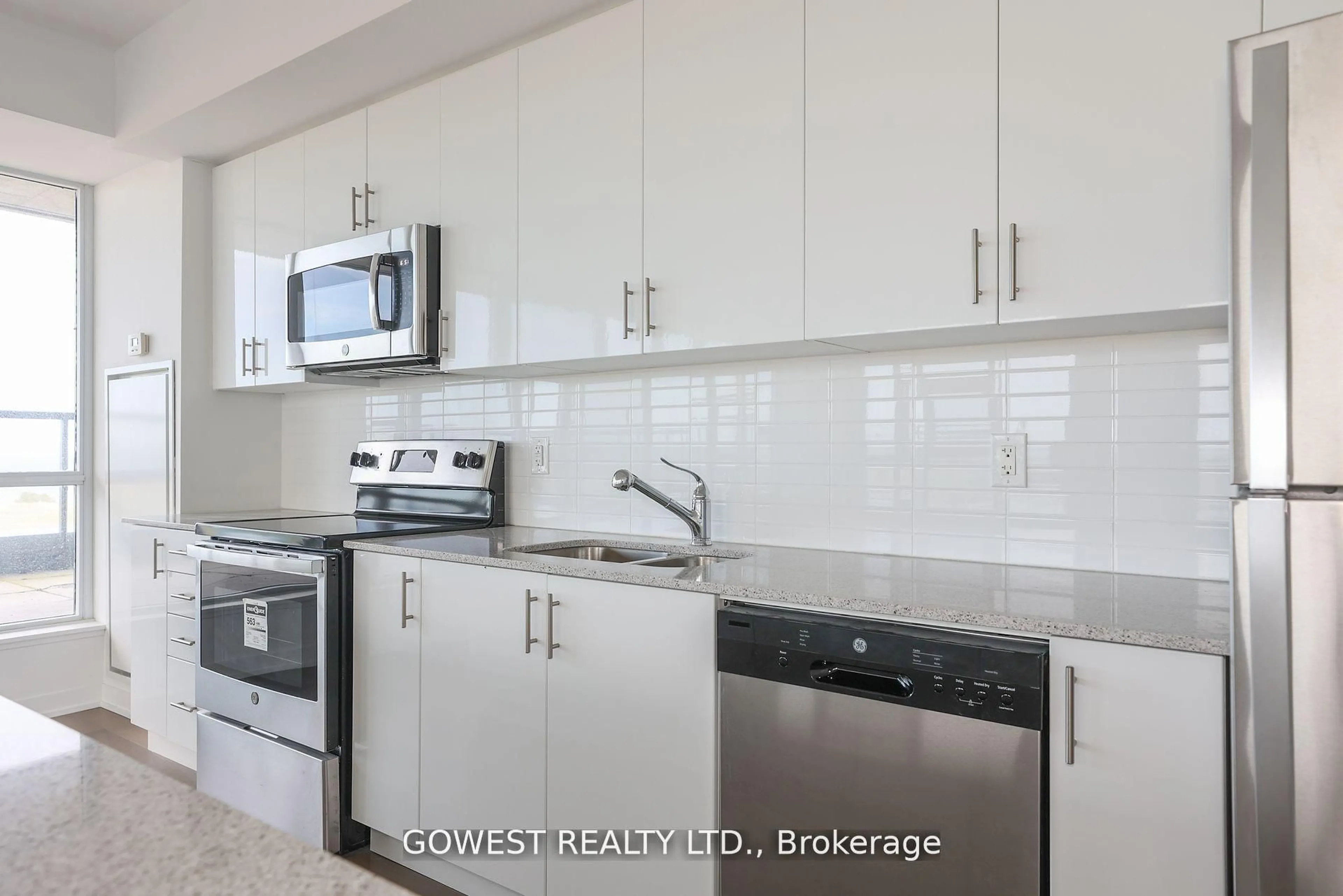 Standard kitchen, unknown for 550 North Service Rd #705, Grimsby Ontario L3M 0H9