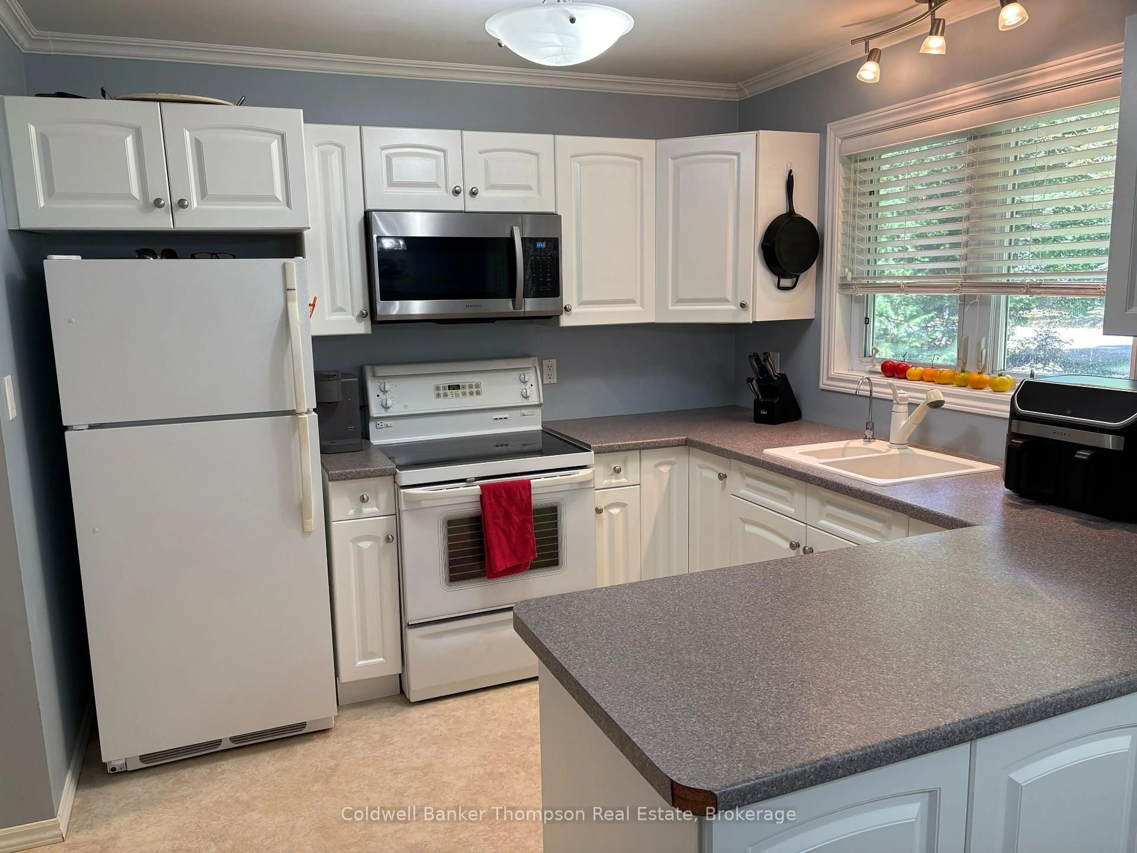 Standard kitchen, ceramic/tile floor for 200 Albert St, Strong Ontario P0A 1Z0