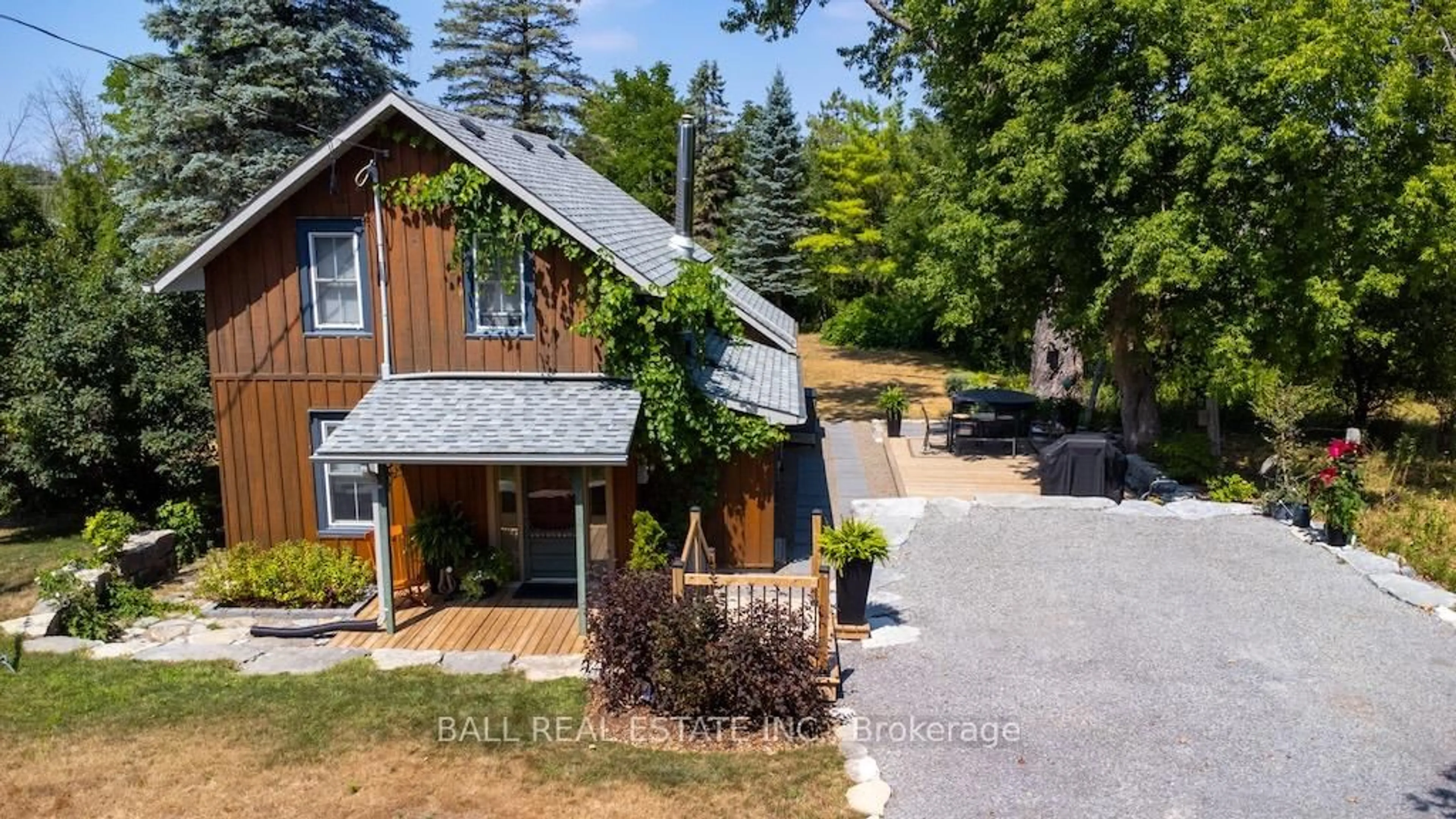 A pic from outside/outdoor area/front of a property/back of a property/a pic from drone, street for 72 Oxford St, Selwyn Ontario K0L 2H0