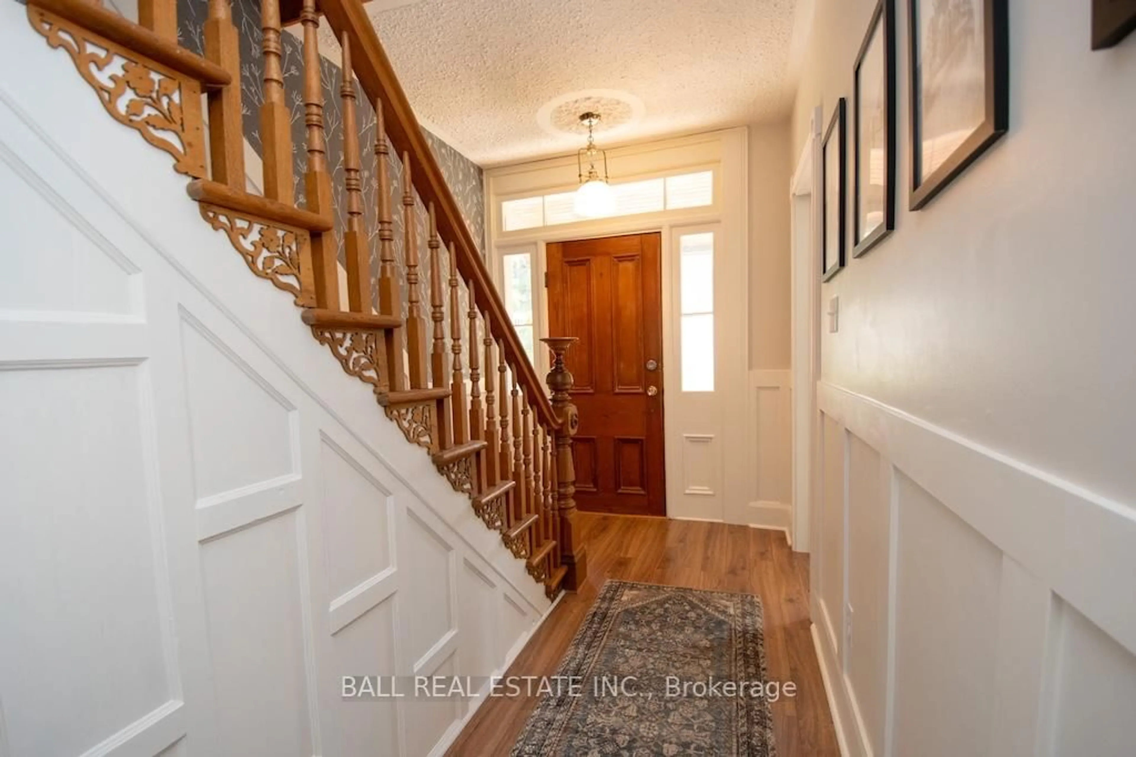 Indoor entryway for 72 Oxford St, Selwyn Ontario K0L 2H0