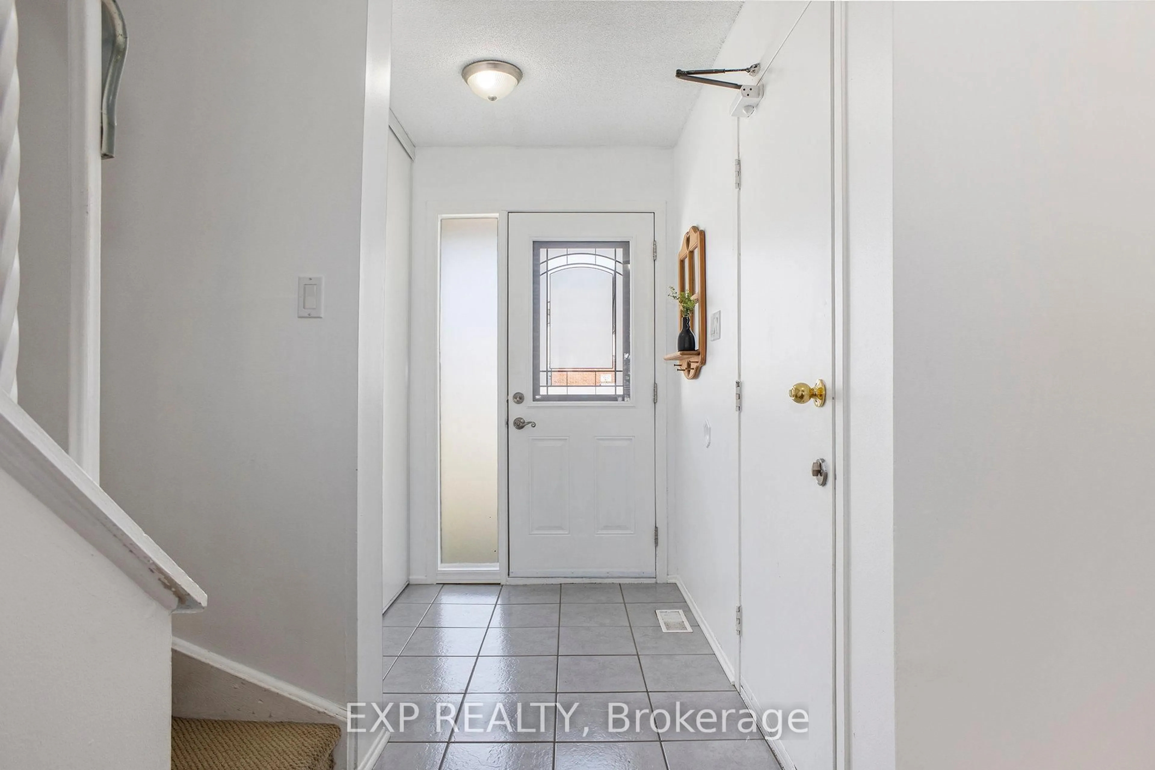 Indoor entryway for 30 Baneberry Cres #68, Ottawa Ontario K2L 2Y4