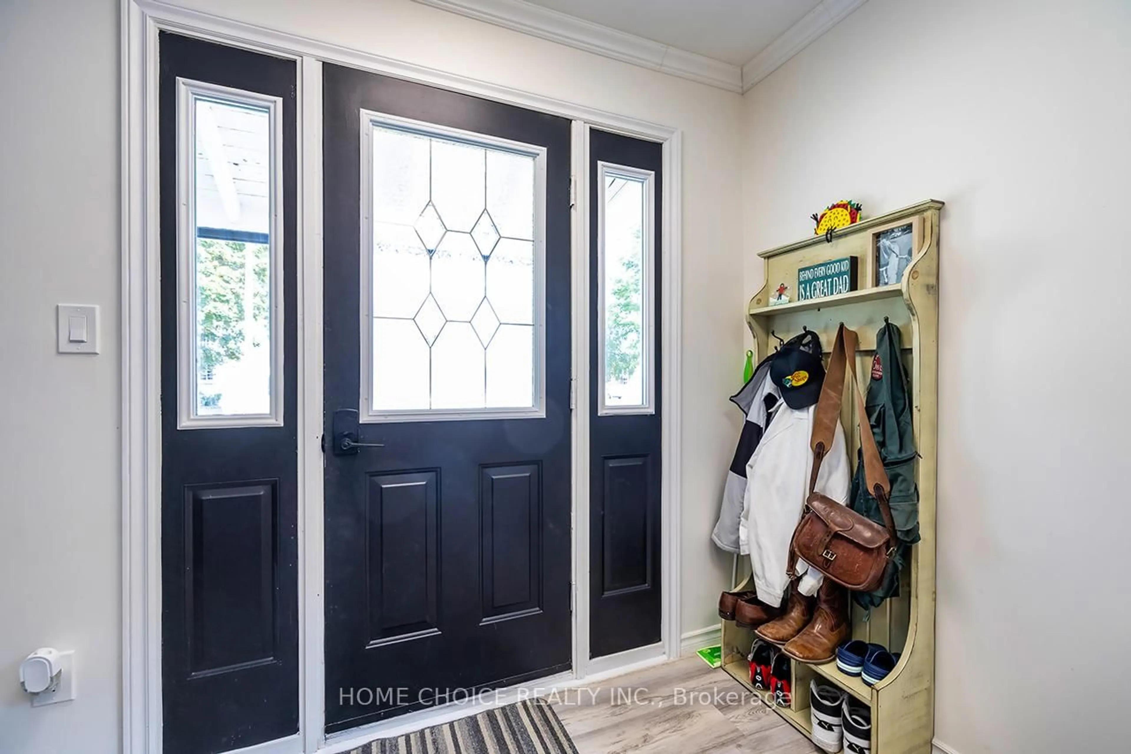 Indoor entryway for 160 Victoria St, Port Hope Ontario L1A 3N1
