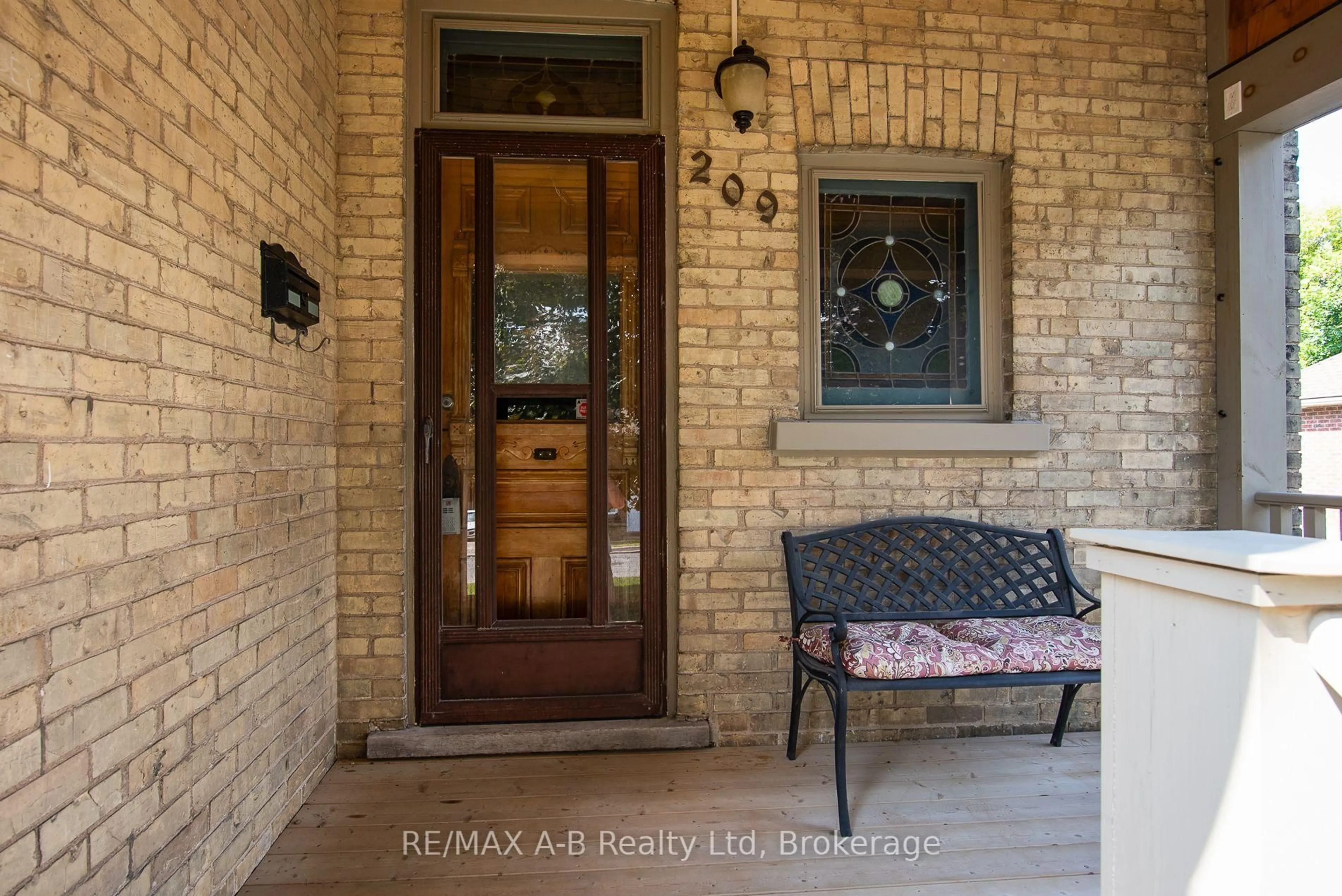 Indoor entryway for 209 Elgin St, St. Marys Ontario N4X 1A2