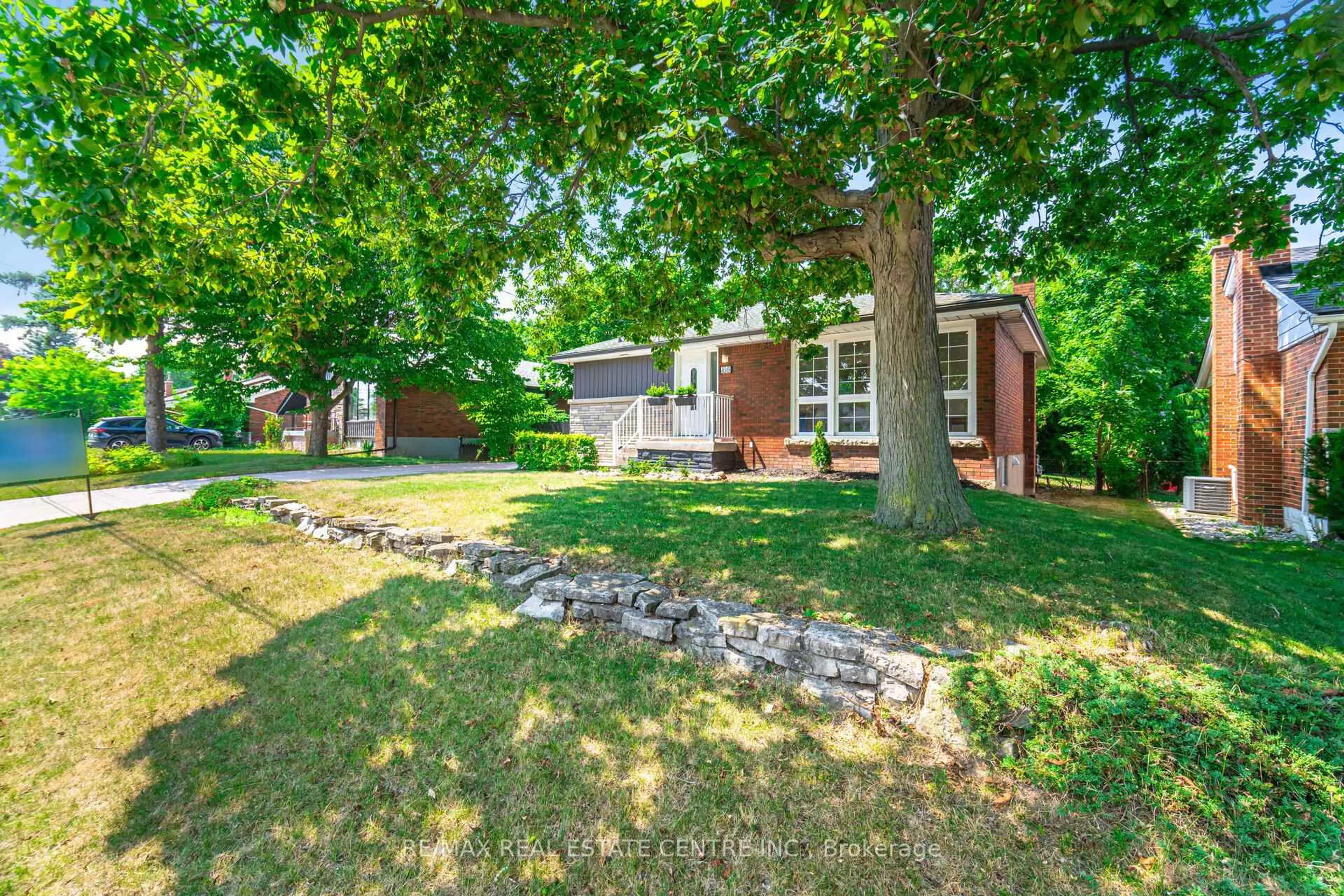 A pic from outside/outdoor area/front of a property/back of a property/a pic from drone, street for 166 Terrace Dr, Hamilton Ontario L9A 2Z1