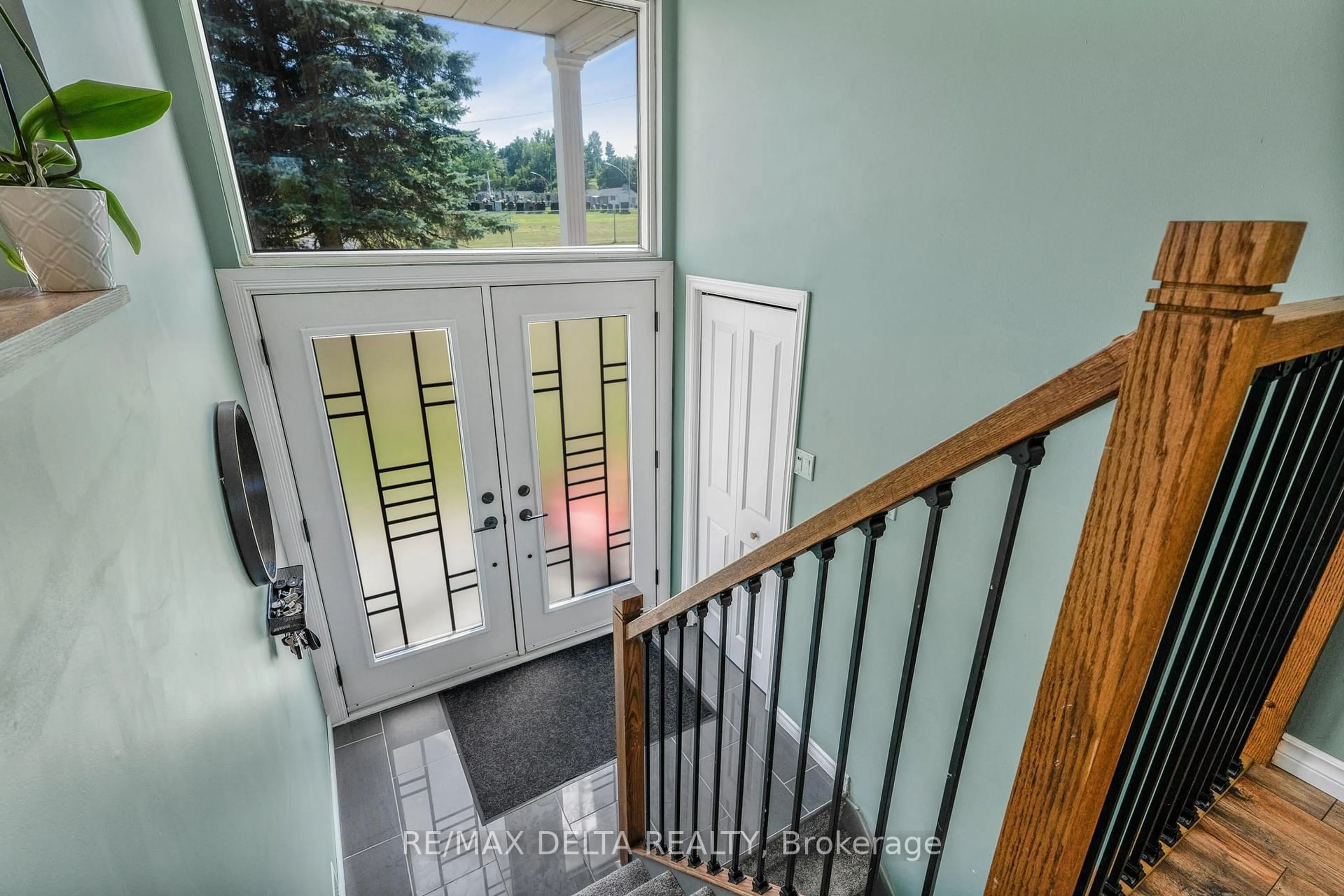 Indoor entryway for 181 Richer St, Clarence-Rockland Ontario K0A 1N0
