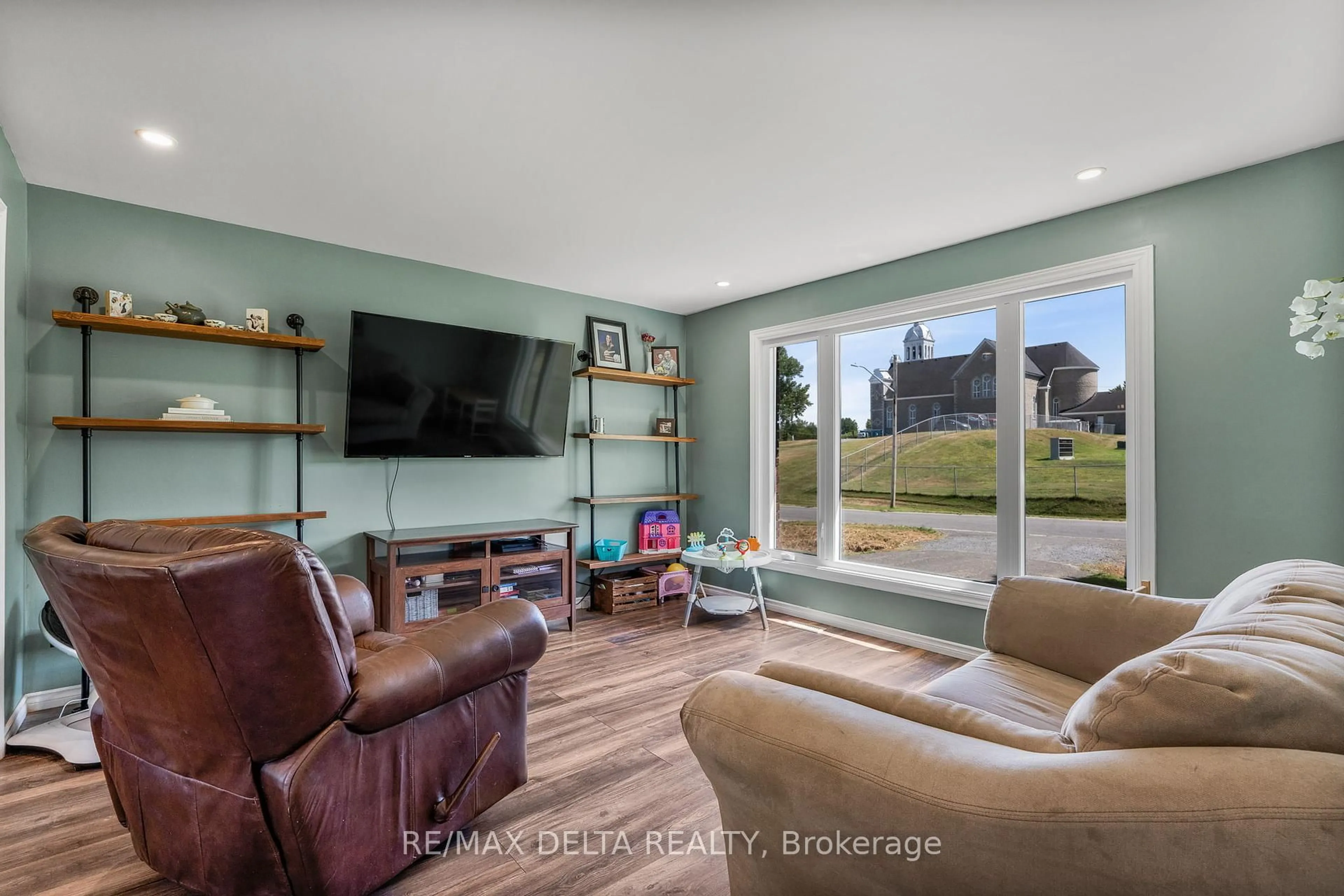Living room with furniture, unknown for 181 Richer St, Clarence-Rockland Ontario K0A 1N0