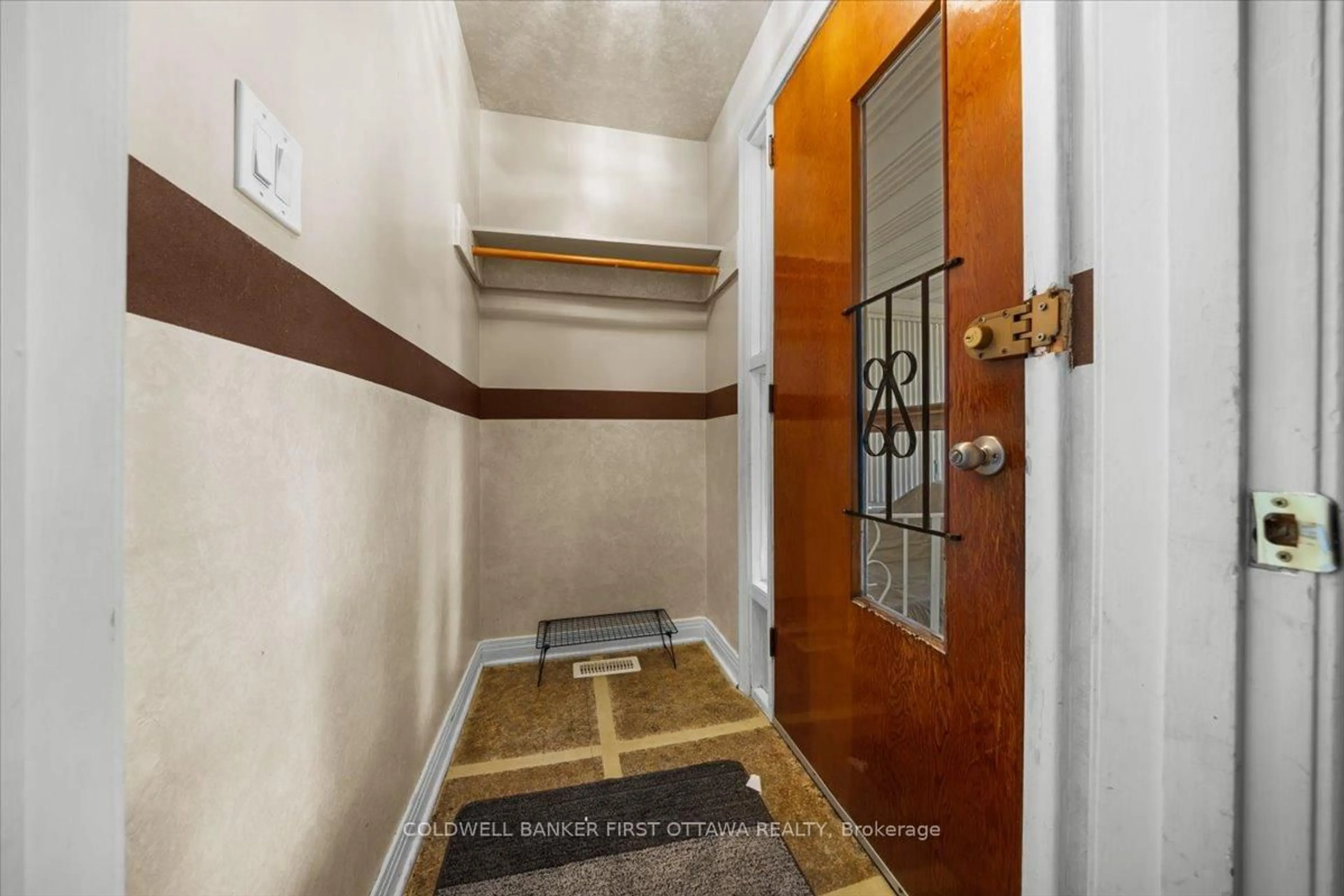 Indoor foyer for 2146 Rushton Rd, Ottawa Ontario K2A 1N7