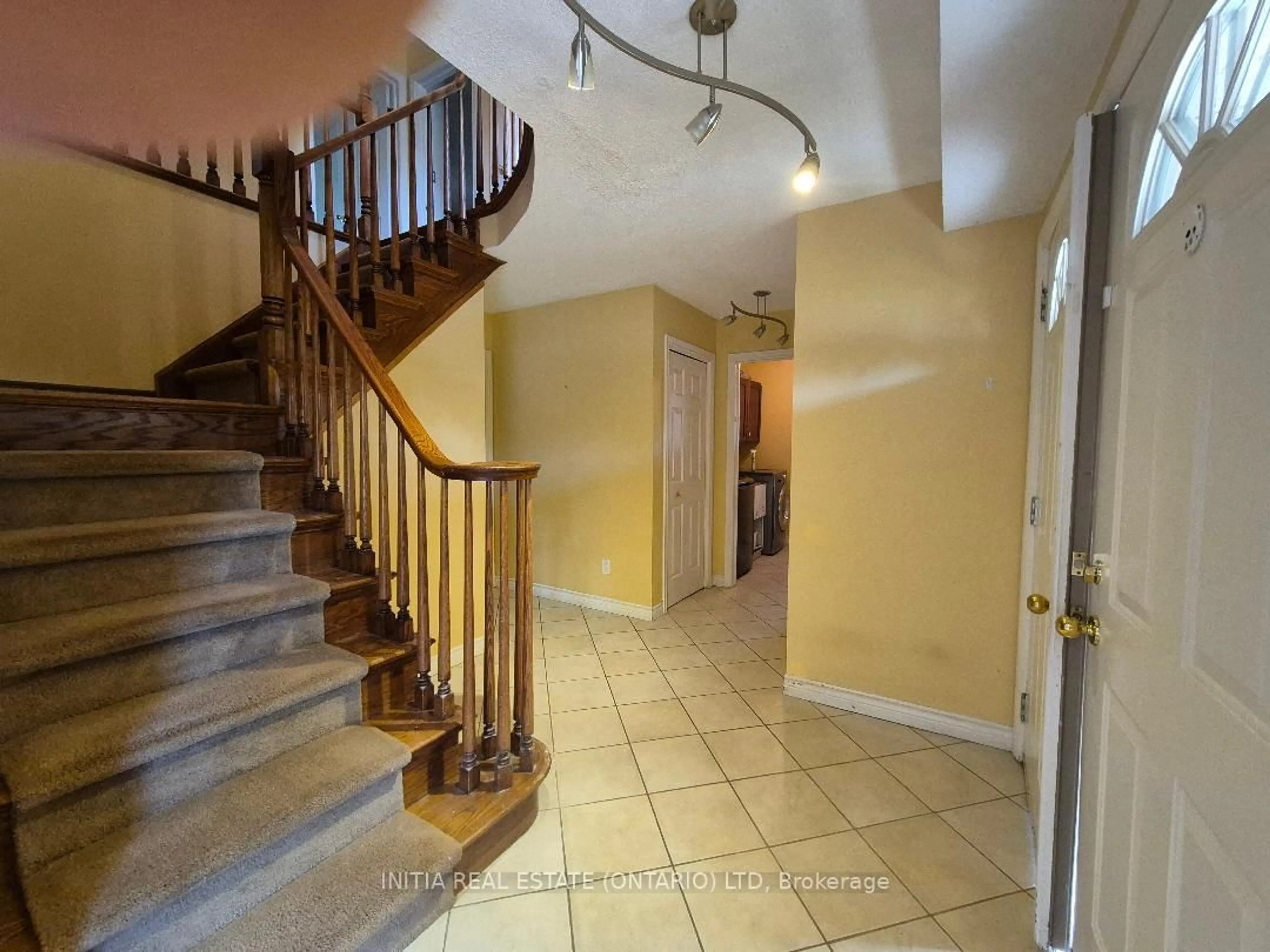 Indoor foyer for 95 Wendy Cres, London North Ontario N5X 3K1