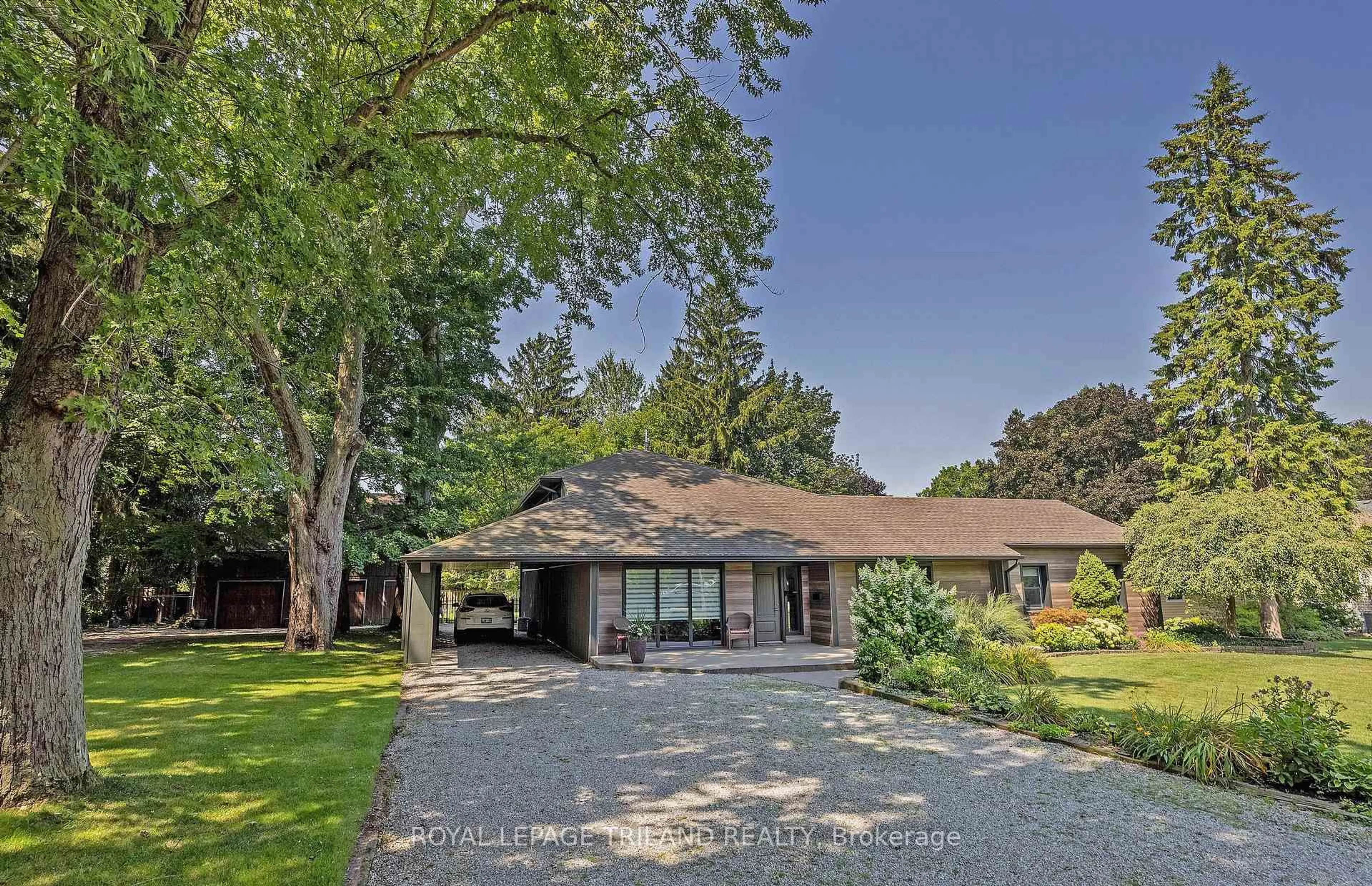 A pic from outside/outdoor area/front of a property/back of a property/a pic from drone, unknown for 58 Crescent Ave, St. Thomas Ontario N5P 2K3