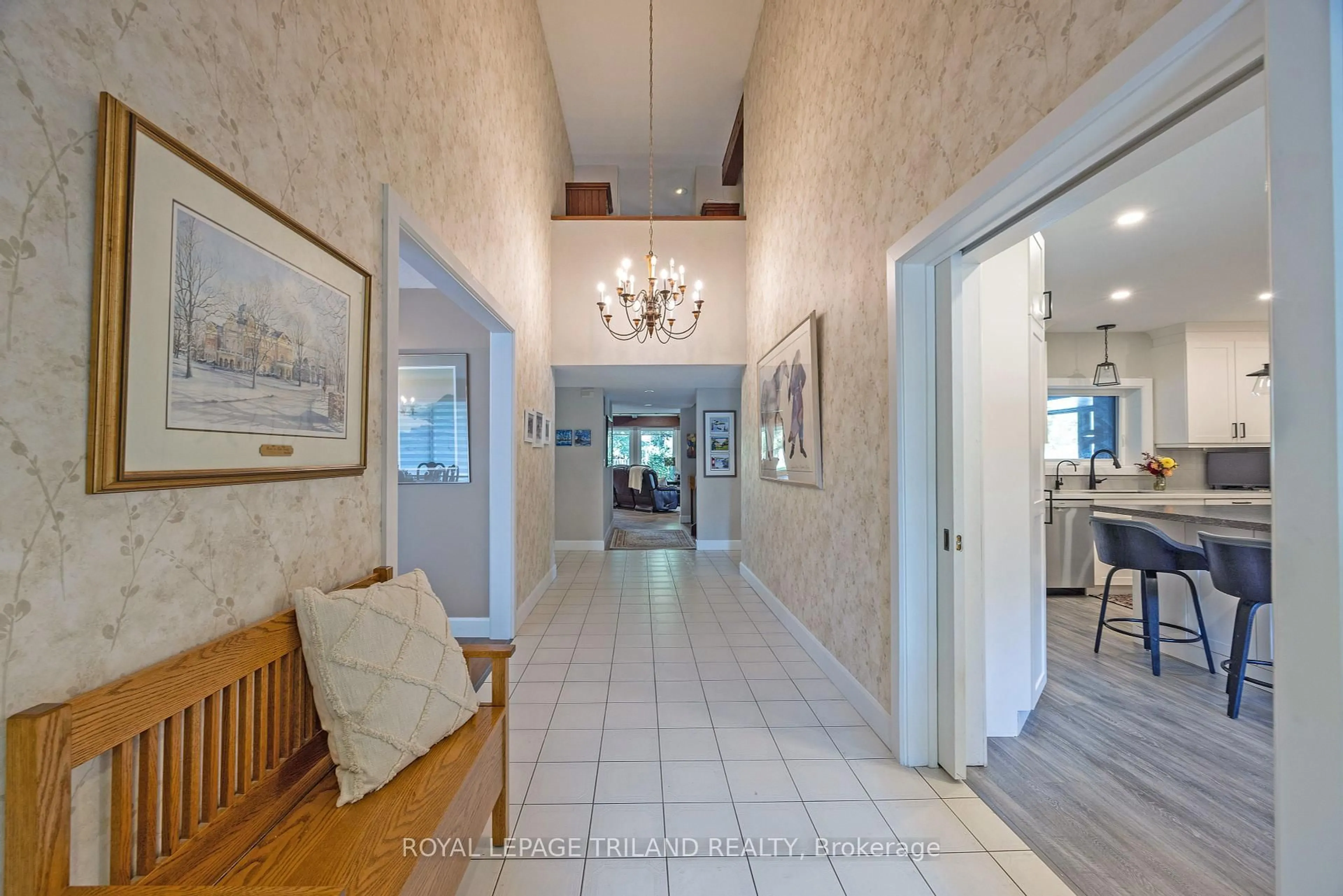 Indoor foyer for 58 Crescent Ave, St. Thomas Ontario N5P 2K3
