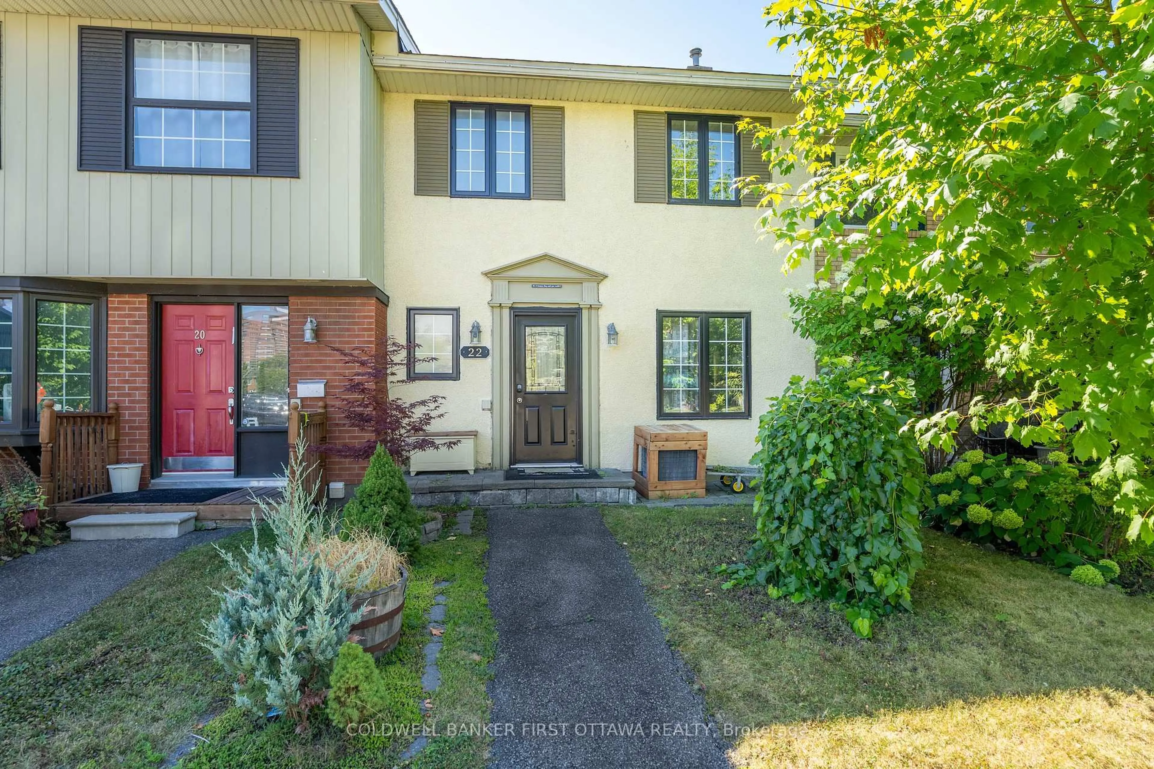 A pic from outside/outdoor area/front of a property/back of a property/a pic from drone, street for 22 Monterey Dr, Ottawa Ontario K2H 7A6